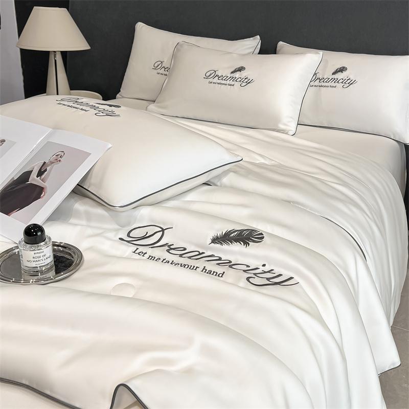 Solid Color Comforter, 1 Count Soft Comfortable Cooling Bedding Quilt, Breathable Lightweight Comforter for Home Bedroom Hotel Dormitory