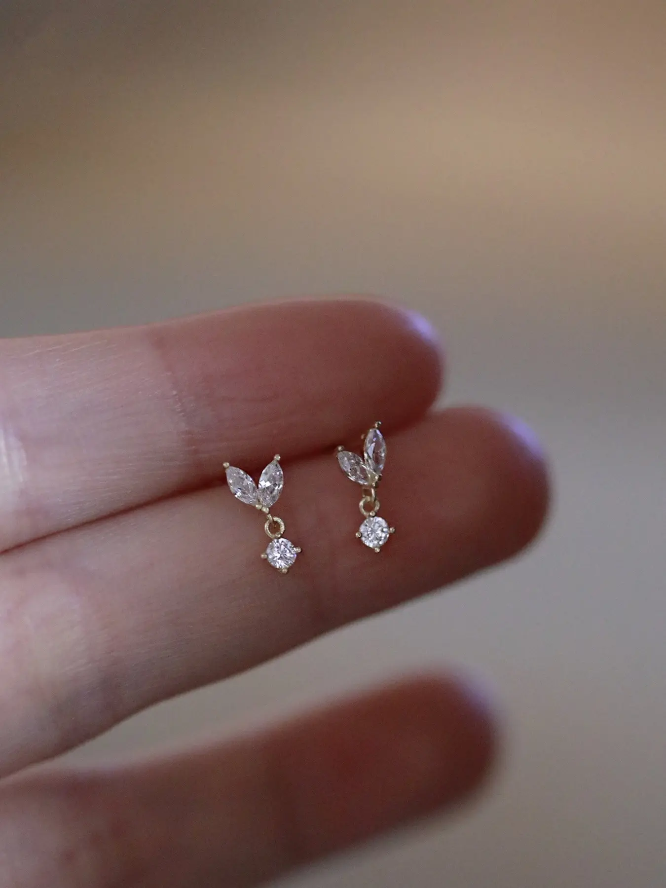Pair of 925 Sterling Silver Lightweight Earrings, Elegant Mini Women's Jewelry, Minimalist Style, Versatile and Trendy, Perfect for Everyday Wear