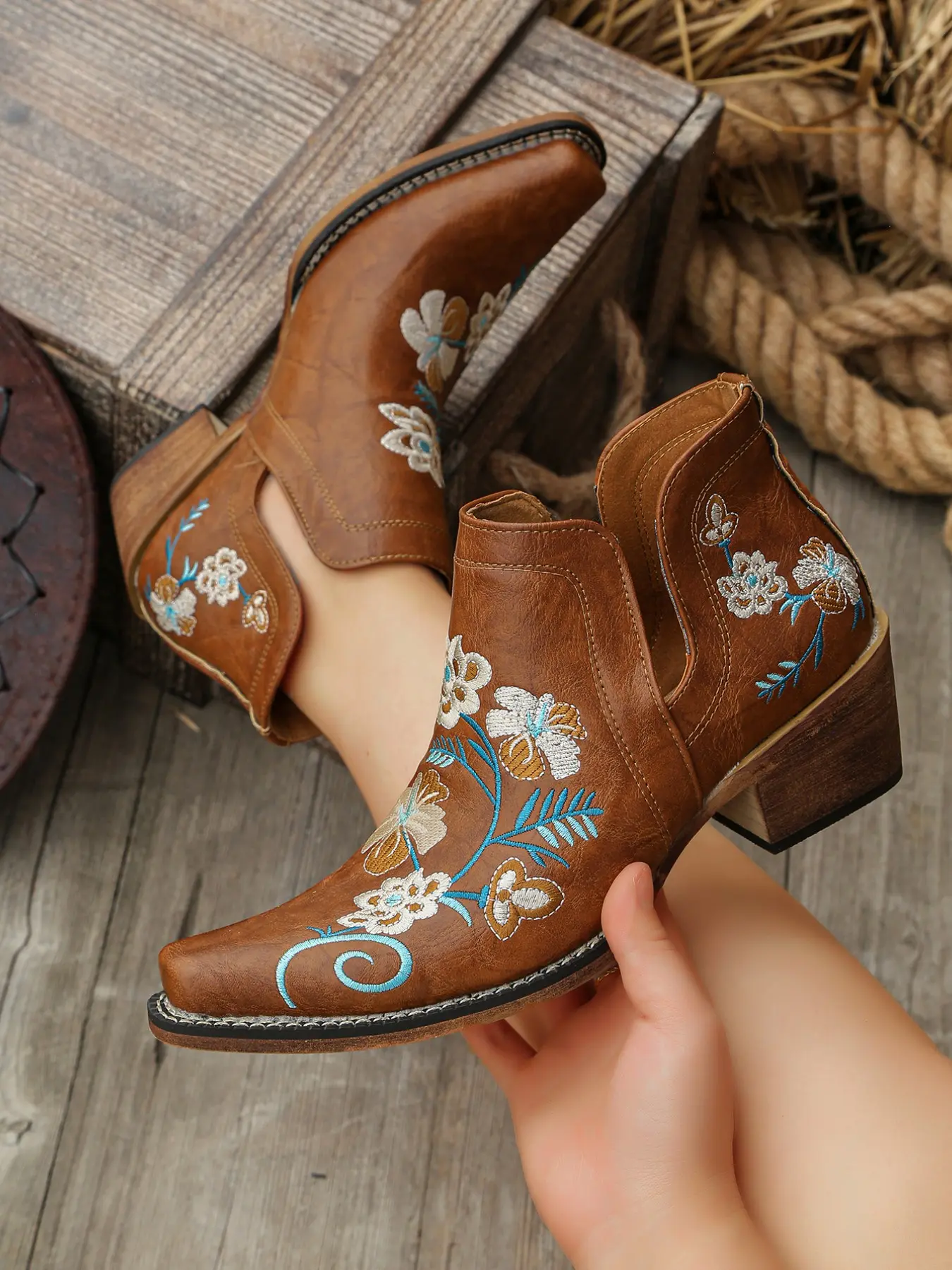 American retro embroidered Western cowboy women's short boots, PU leather, pointed toe, flat shoes, all season embroidered Western boots, thick heel V-neck Bohemian Chelsea boots
