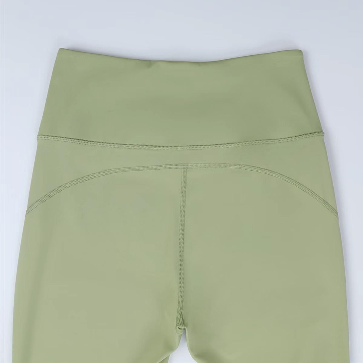 LULU  Same style Women's High-Waisted Athletic Flared Pants are made from lightweight, quick-drying fabric that hugs the body and accentuates your curves.