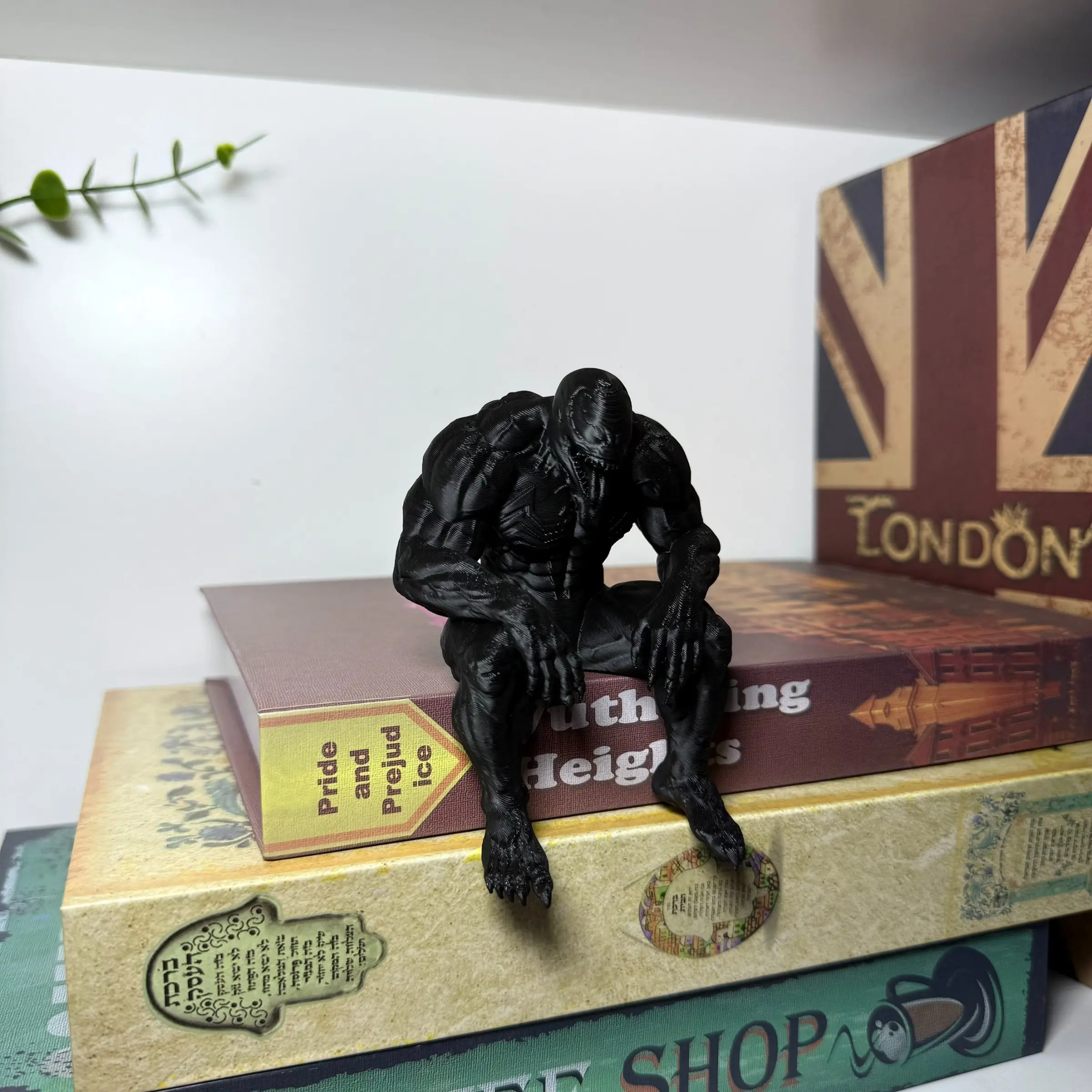 3D Printed Black Symbiote Monster Shelf Sitter Statue, Muscular Alien Creature Figurine, Dark Gothic Sci-Fi Bookshelf Edge Decor, Black Resin Desktop Ornament, Fantasy Collectible Gift for Comic & Monster Fans