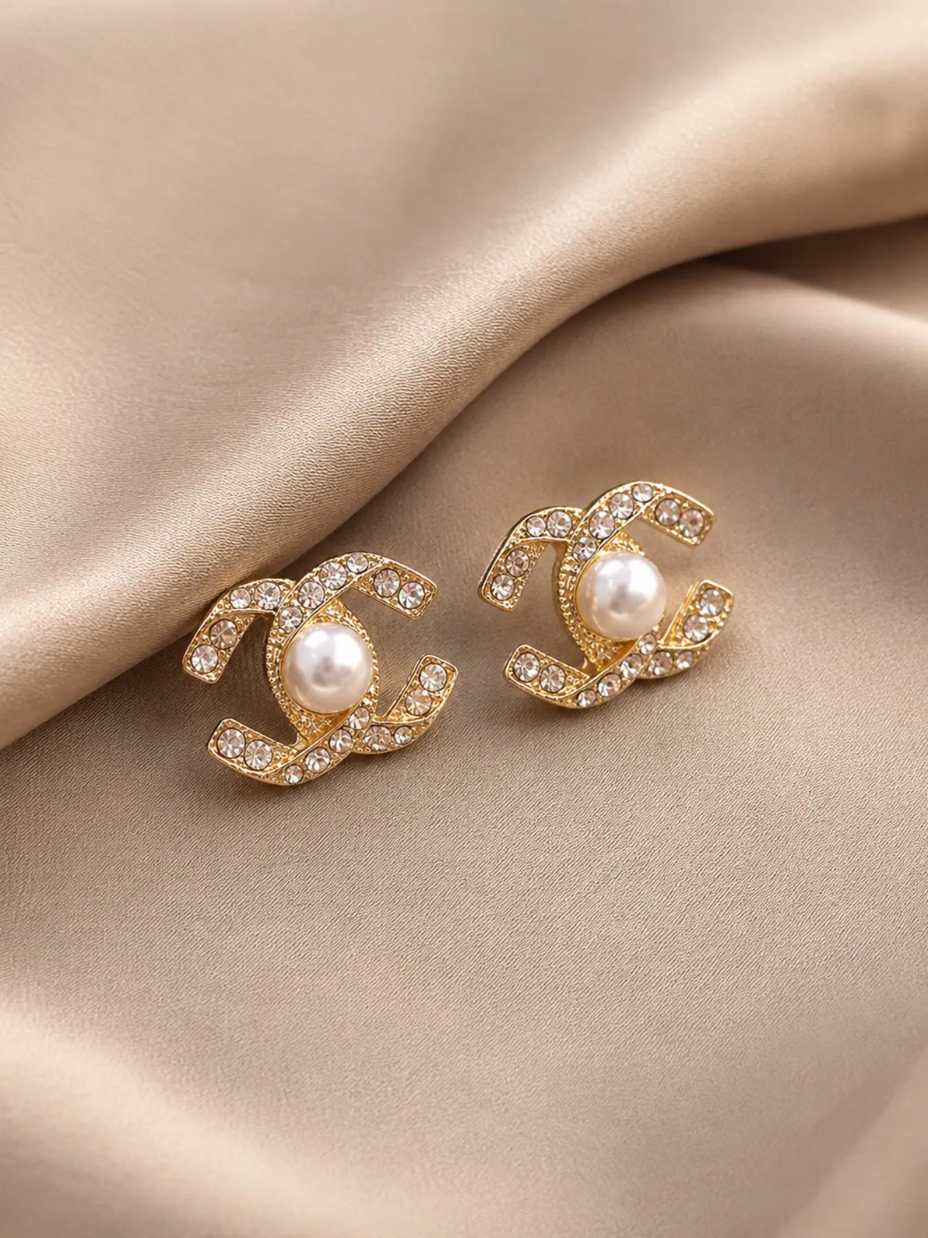 Pearl Decorated Earrings Set, Clip-On C-Shaped Ear Clips, Interlocking Design, Fashionable Jewelry for Women, Daily Wear and Date Night Accessories