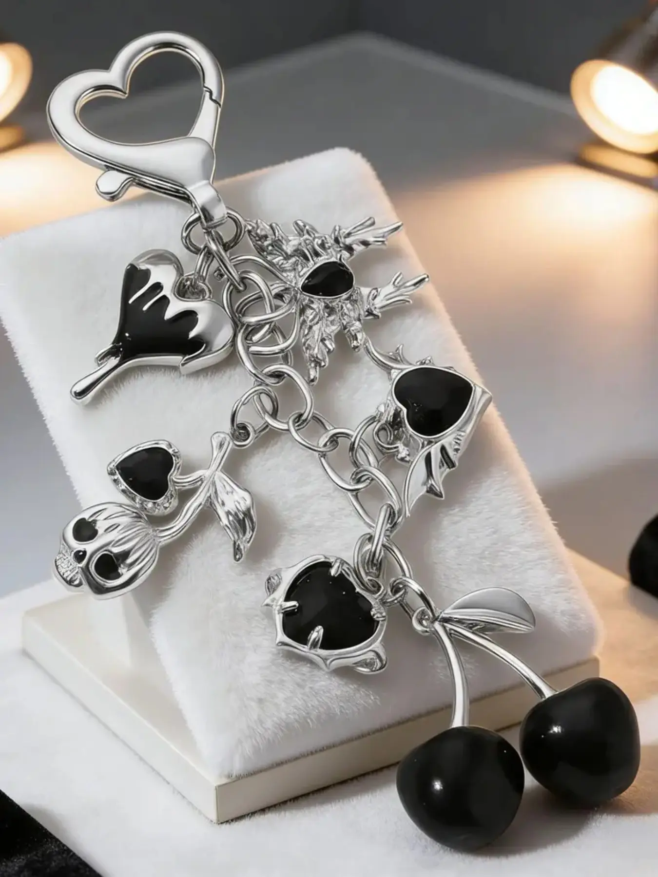 Retro Punk Style Cherry Bag Hanging, Heart-Shaped Wing Decoration, Chain Design, Bag Charm Keychain, Fashionable Bag Accessory