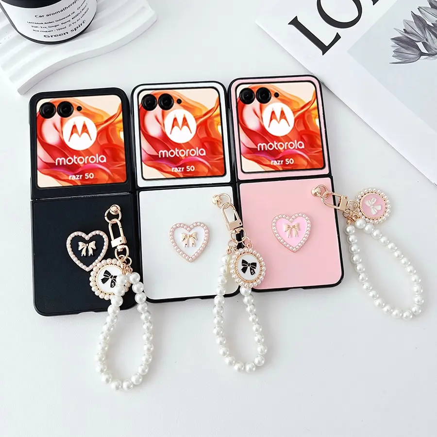 PU leather heart-shaped cellphone protective cover, equipped with a heart-shaped pearl bracelet. The hard PC back panel protects the phone case. Suitable for Motorola Razr 2024, Razr 2025, Razr 50, Razr 60, Razr 50 Ultra, Razr 60 Ultra