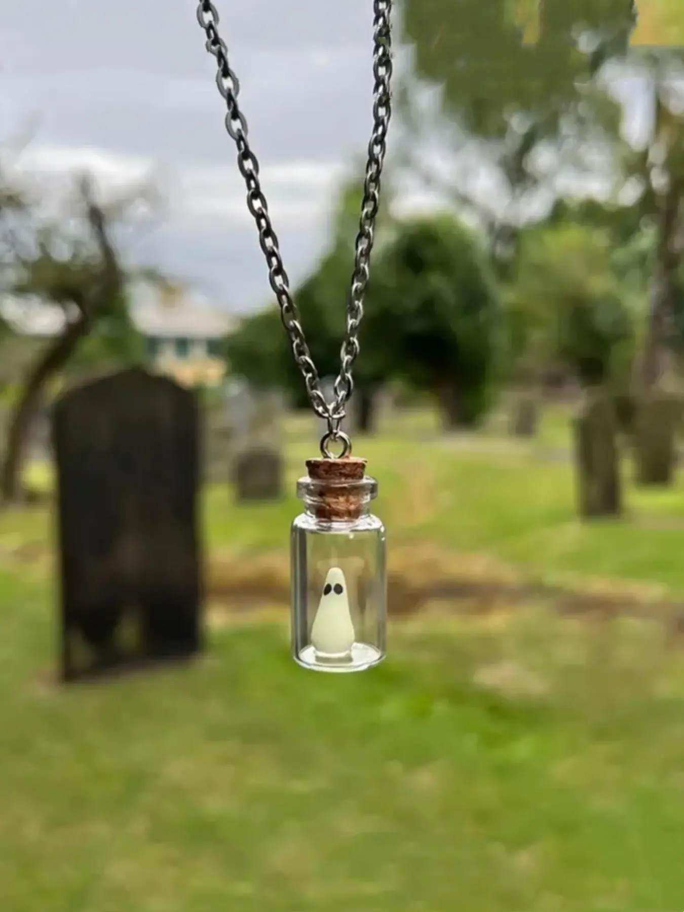 A cute glow-in-night ghost bottle pendant necklace, a charming ghost necklace that glows in the dark, Halloween necklace costume jewelry, suitable for parties and as gifts, an excellent gift for Christmas and Thanksgiving, and a New Year's gift.