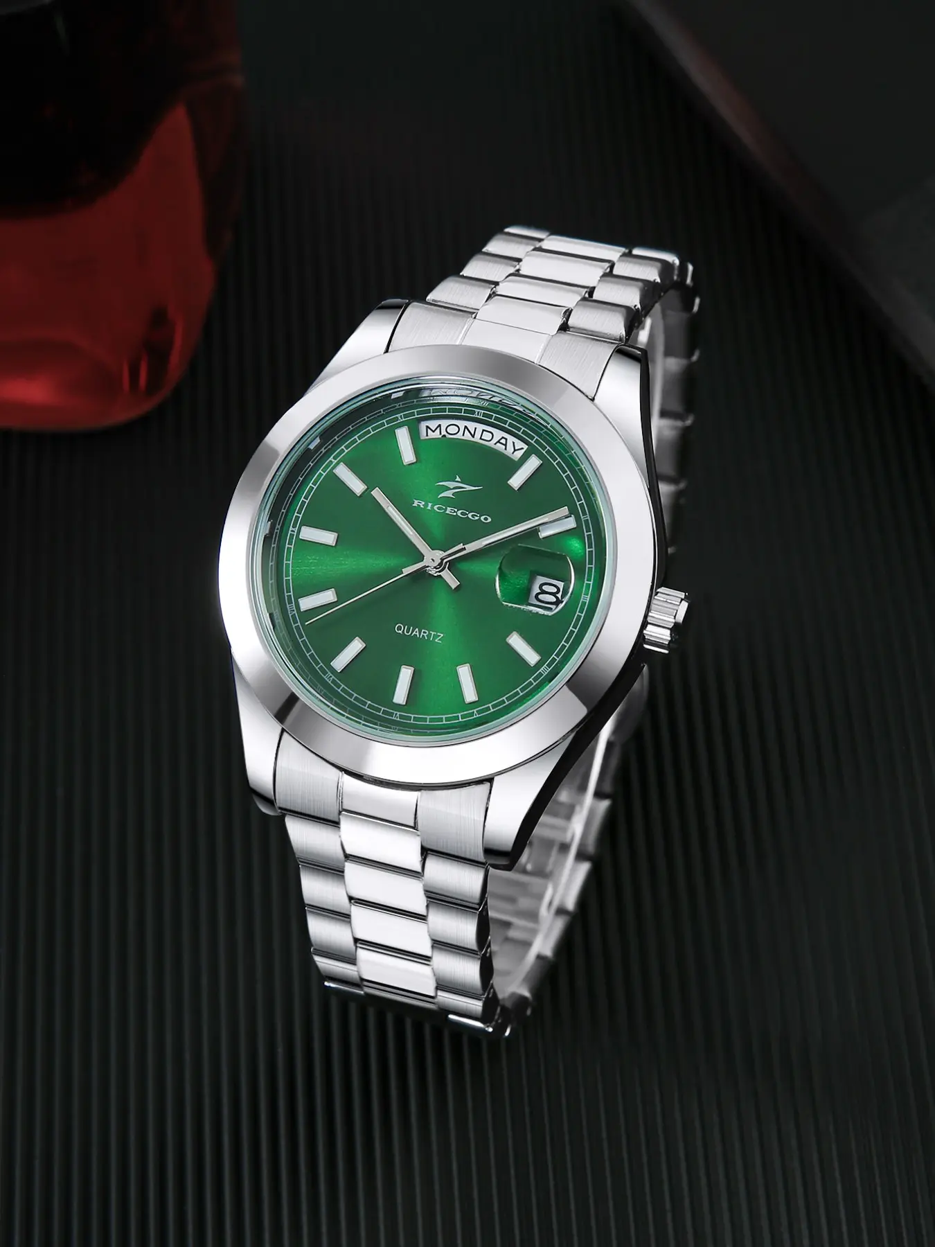 Men's quartz watch, Analog Wristwatch, made of stylish and durable stainless steel strap material, displaying date, available in multiple colors, perfect gift for various occasions