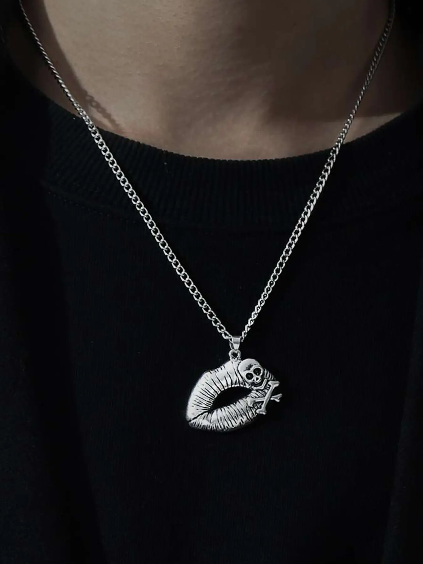 1pc Hollow Lips Pendant Necklace, Punk Rock Metal Design For Men And Women, Suitable For Parties And Matching Daily Outfit Accessories, Statement Jewelry