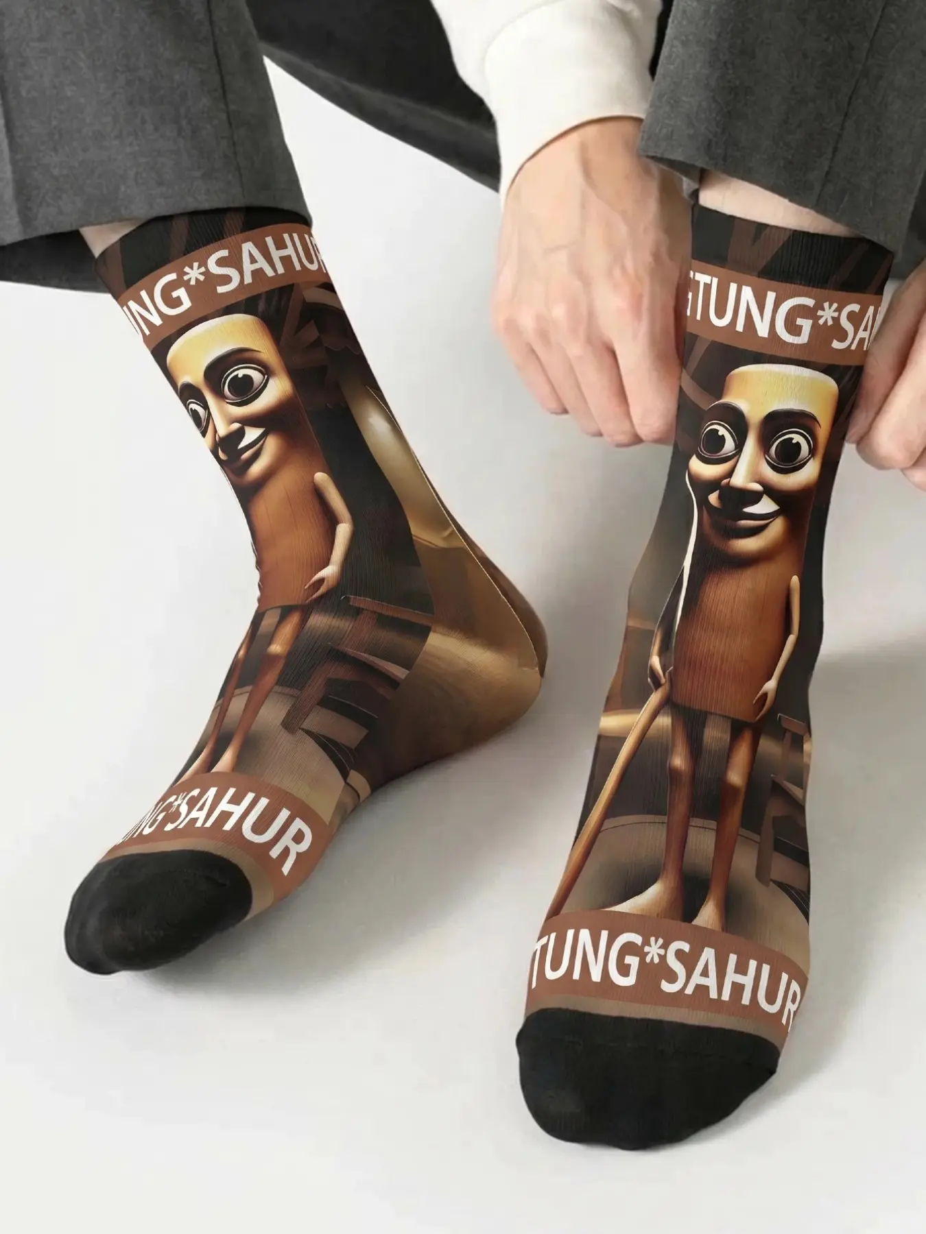 1 Pair BIIHUDU Men's Italian Brainrot Socks—Yellow “tung tung tung sahar” Print Socks, Mid-Calf Socks: Cartoon, Cute, Soft, Breathable, Fashionable, Casual, Streetwear, All-Over Print Design, Funny Socks, Wacky Socks