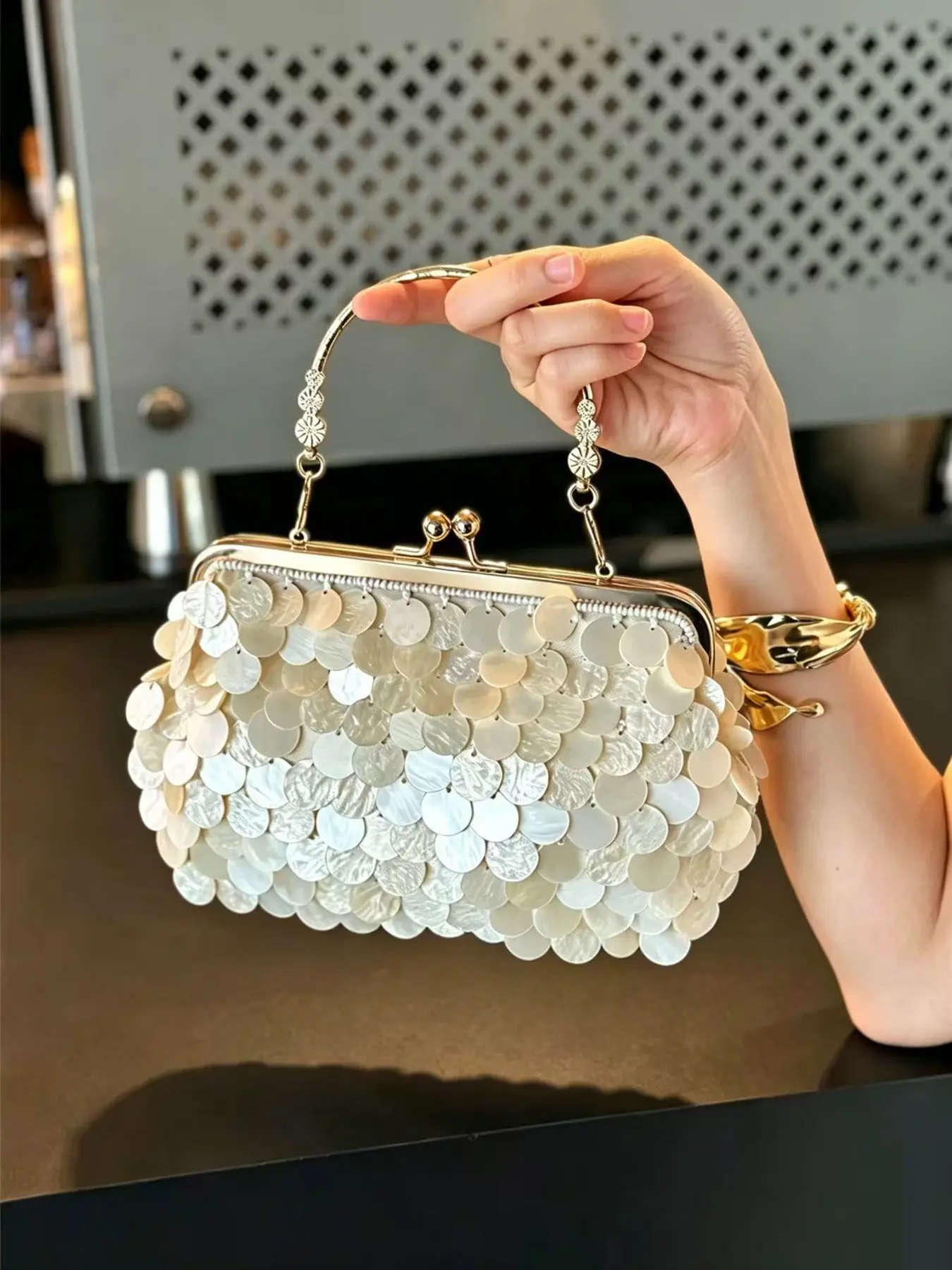 Light luxury, gentle, and delicate sequined handbag, paired with a thin metal chain shoulder bag. Perfect for daily use, attending dinners, parties, going on dates, or shopping, this versatile top-handle and shoulder bag fits any vibe.