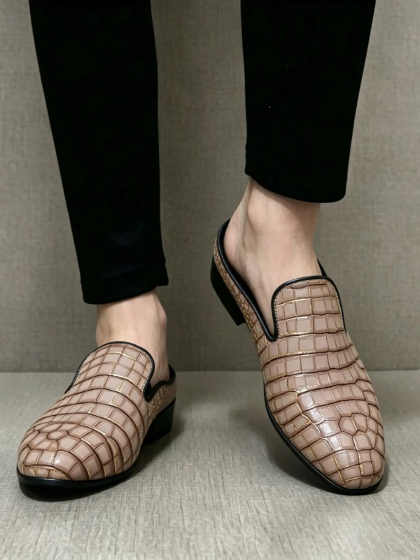 Men's Summer New Checkered Embossed Fashion Slippers, Color blocked Breathable Anti slip Fashion Nightclub Large Half Slippers