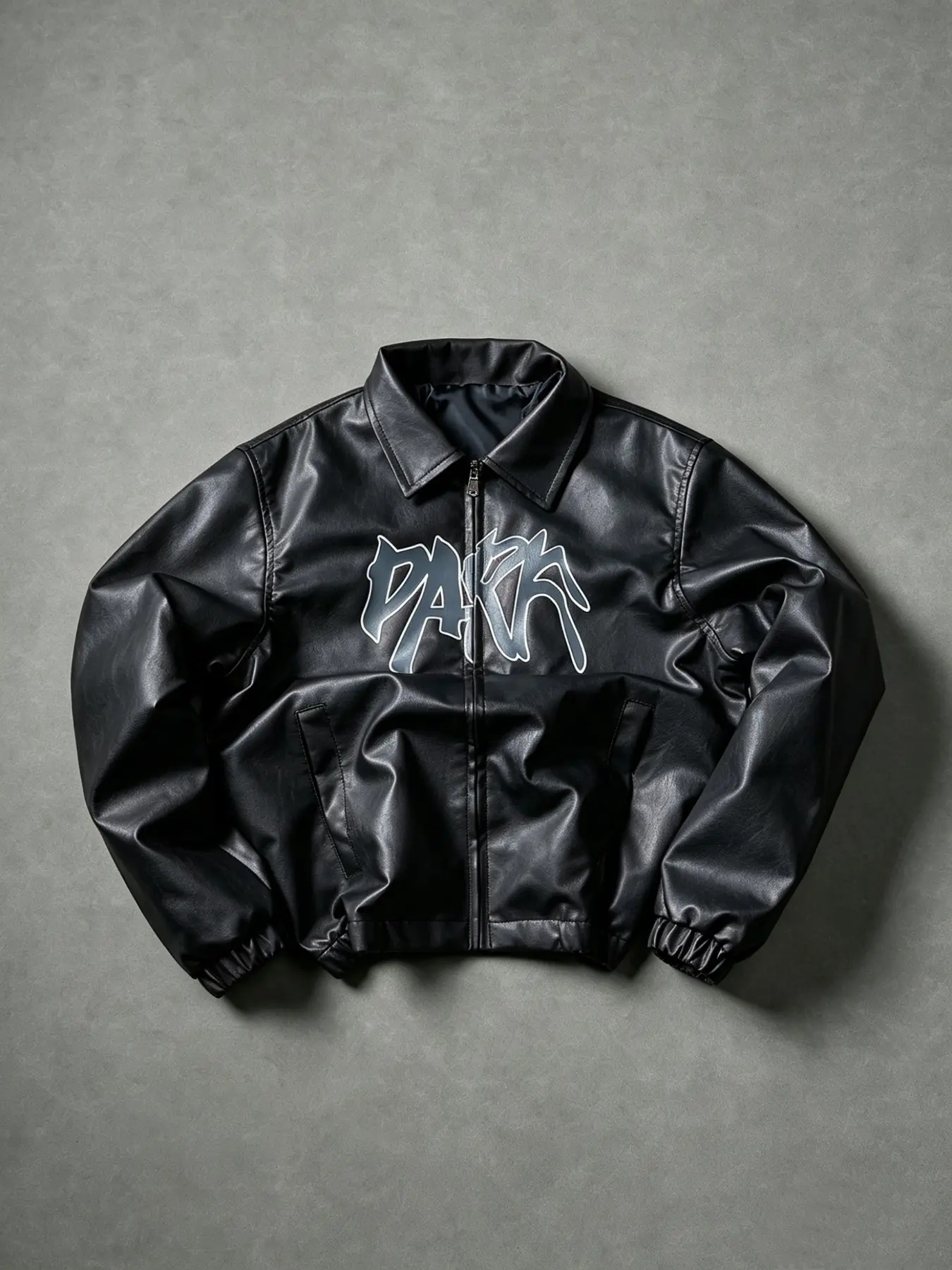Men's retro collar black leather jacket, dark DARK graffiti letter print zipper, elastic closure, short motorcycle leather jacket, American Y2K hip-hop street style loose PU leather jacket, daily casual top