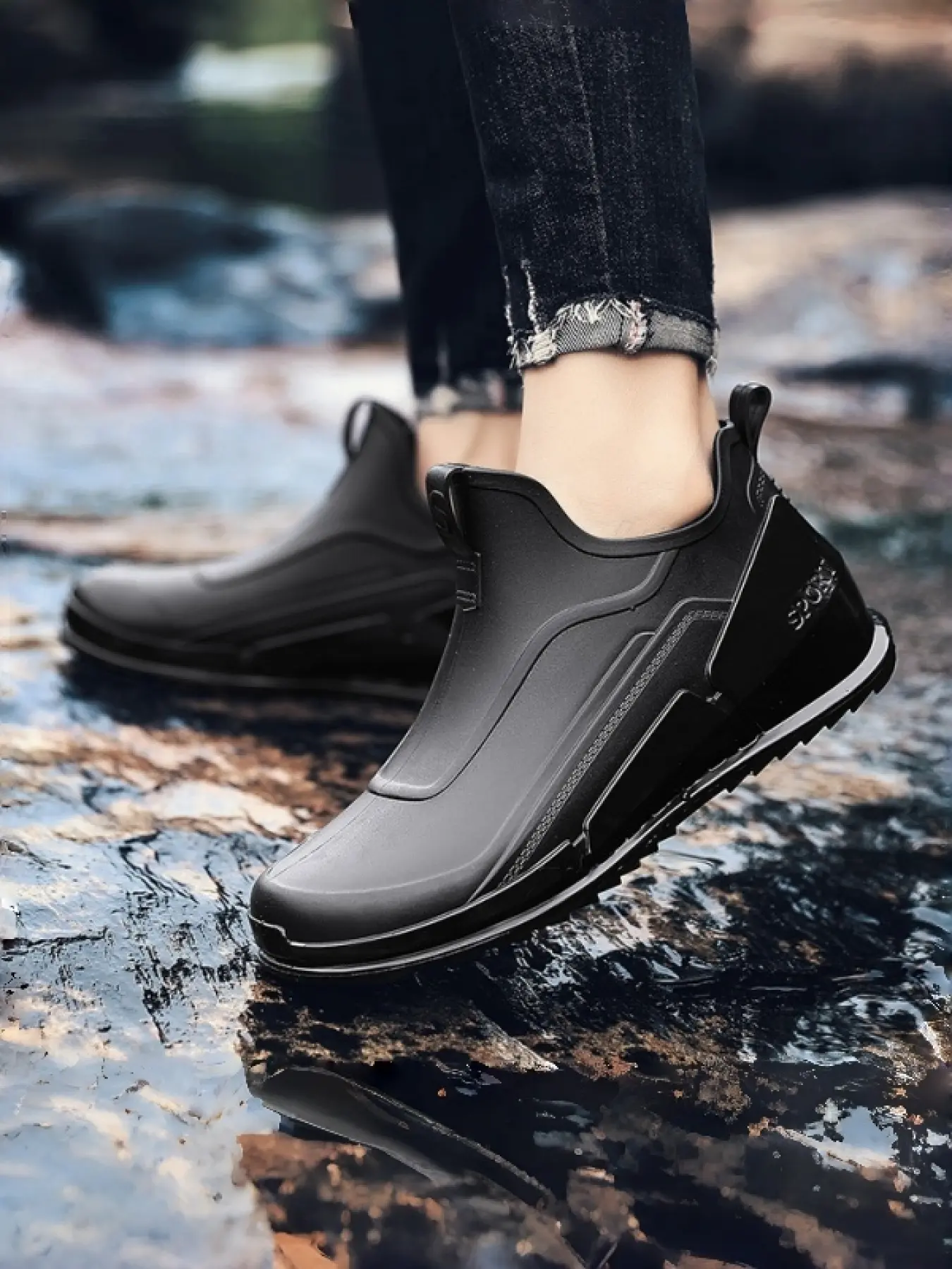Seamless integrated waterproof short work rain shoes, oil-resistant compact upper, wide slip-proof outsole for slippery floors, protective footwear for auto maintenance, kitchen cleaning and seafood stall work, Nonslip work shoes