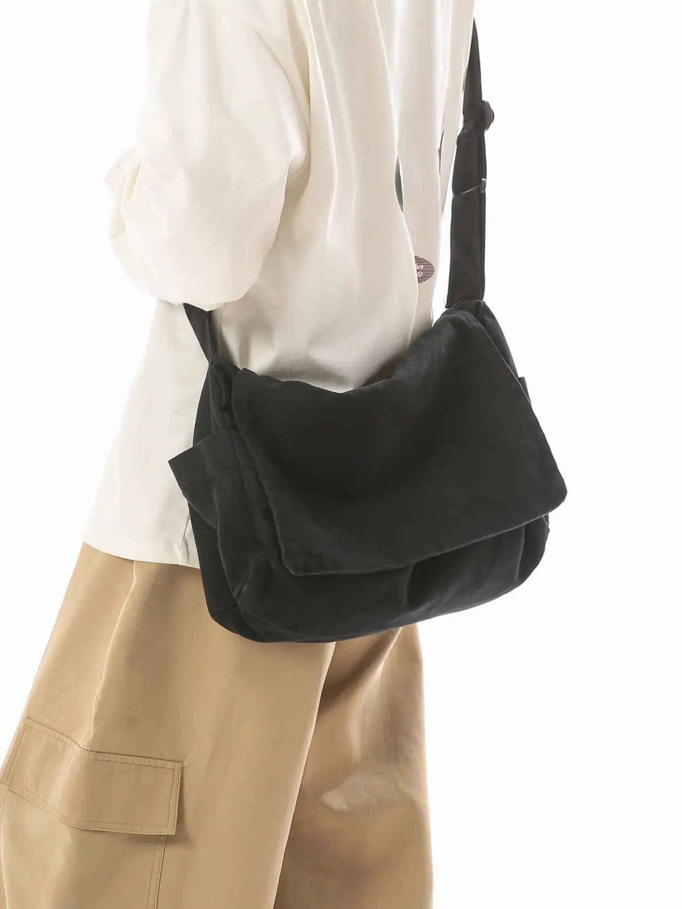 Simple and casual street-style large-capacity canvas shoulder bag, with side pockets, adjustable strap, lightweight daily commute messenger bag.