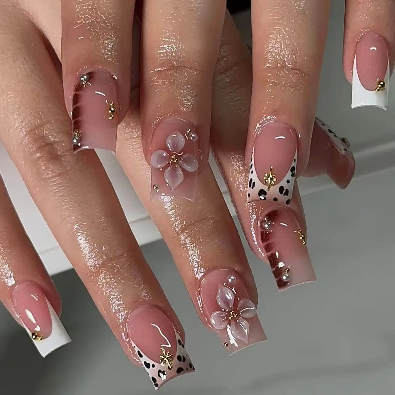 Press on Nails French Nude Pink Leopard Print 3D Flower Simple Fashion Wearable Nail Art Stickers Reusable Detachable Box Set