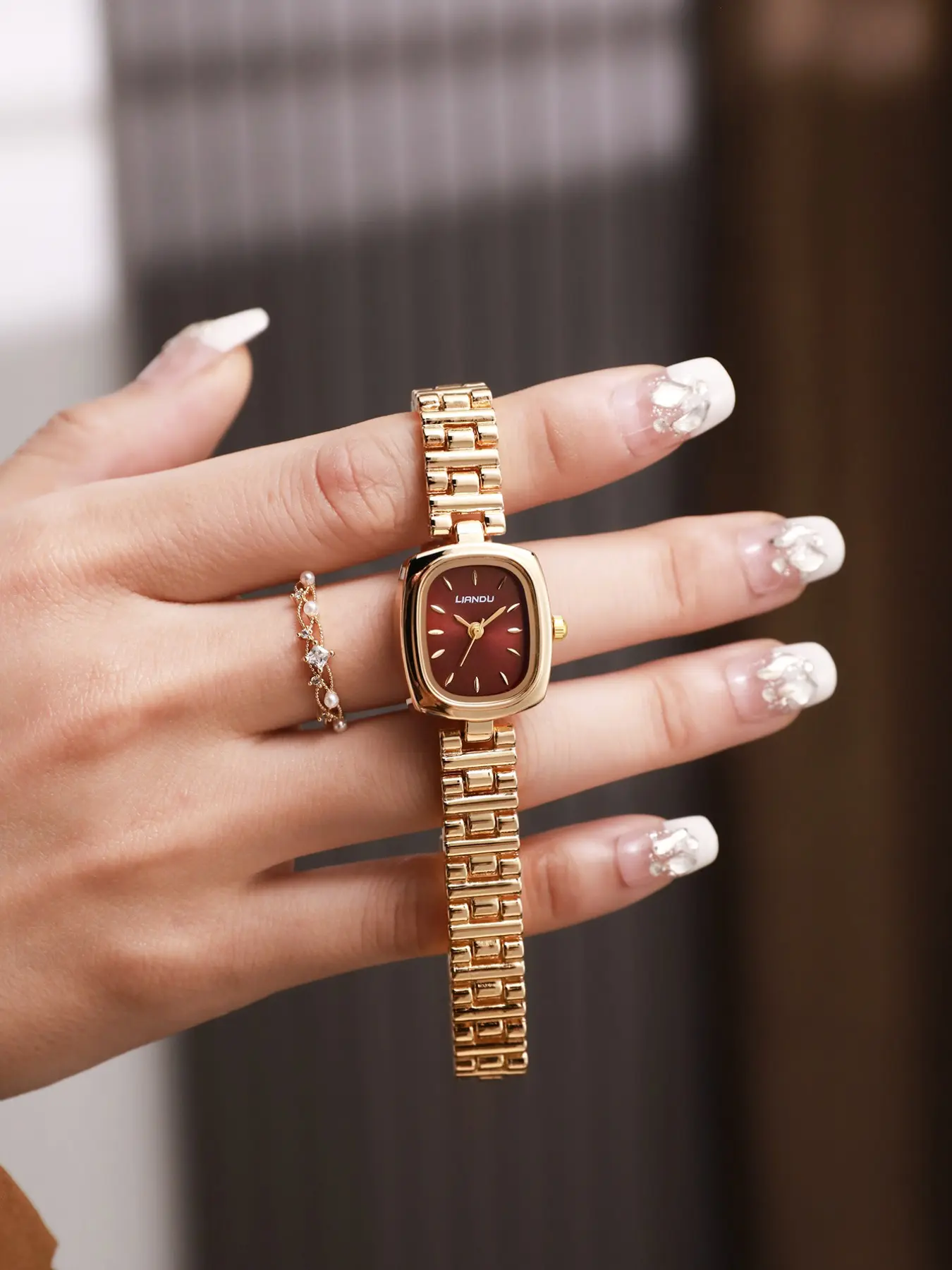 1 small candy ladies' watch, fashionable and suitable for daily wear, Quartz Wrist Watch, stainless steel strap, elegant and luxurious business style ladies' watch, a gift for holidays, parties, anniversaries or for oneself