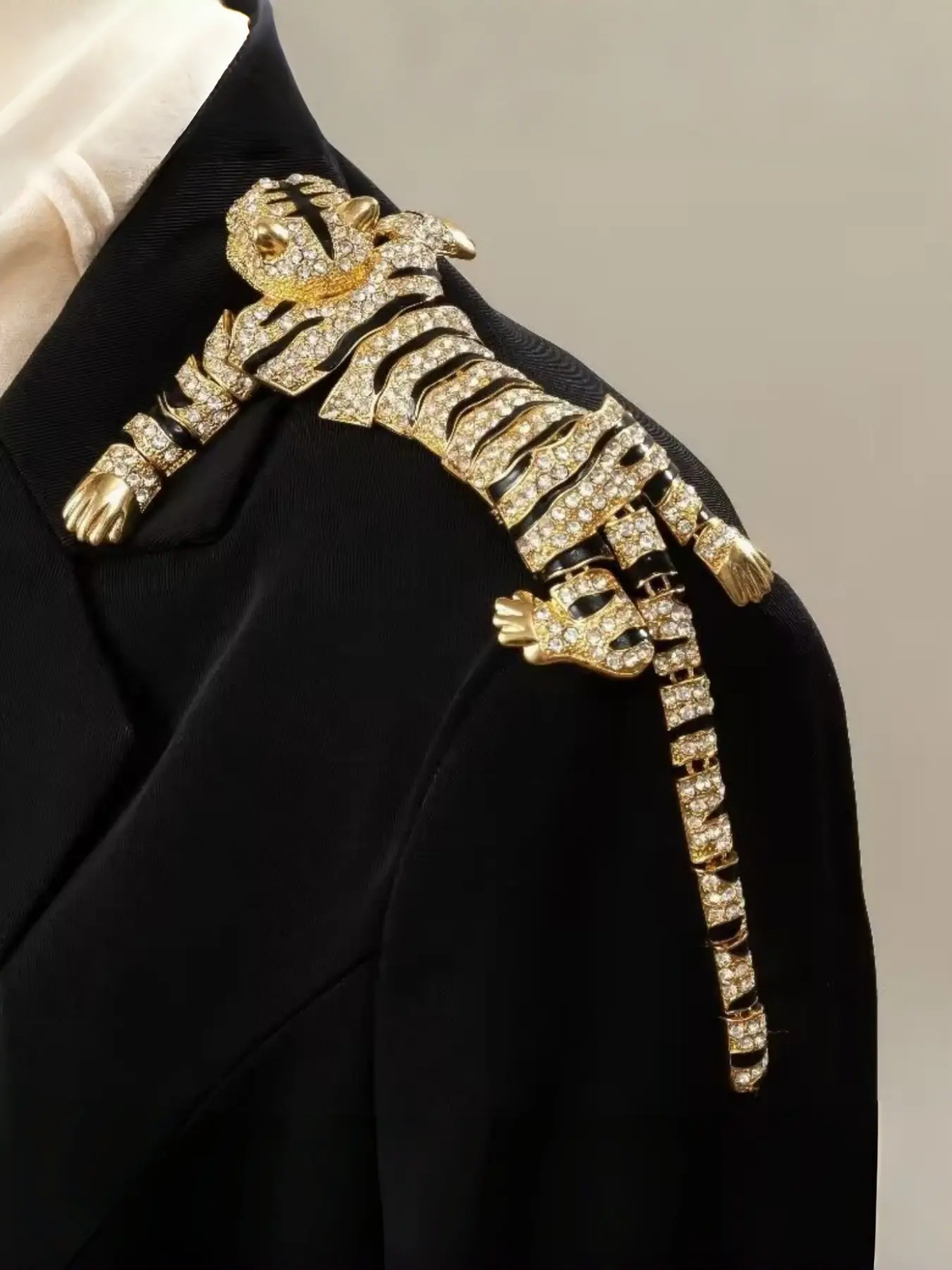 Zinc Alloy Rhinestone Vintage Tiger Brooch, Heavy Embellished Full Diamond Pin, Luxurious Fashion Accessory, Elegant Jewelry