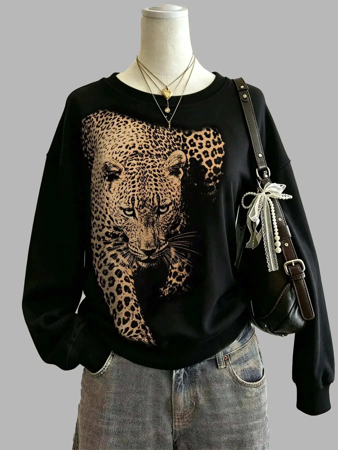 Women's Casual Loose-Fit Round Neck Sweatshirt, Leopard Print, Heart Pattern, Long Sleeve, Fall & Winter, Daily Wear, Versatile Top