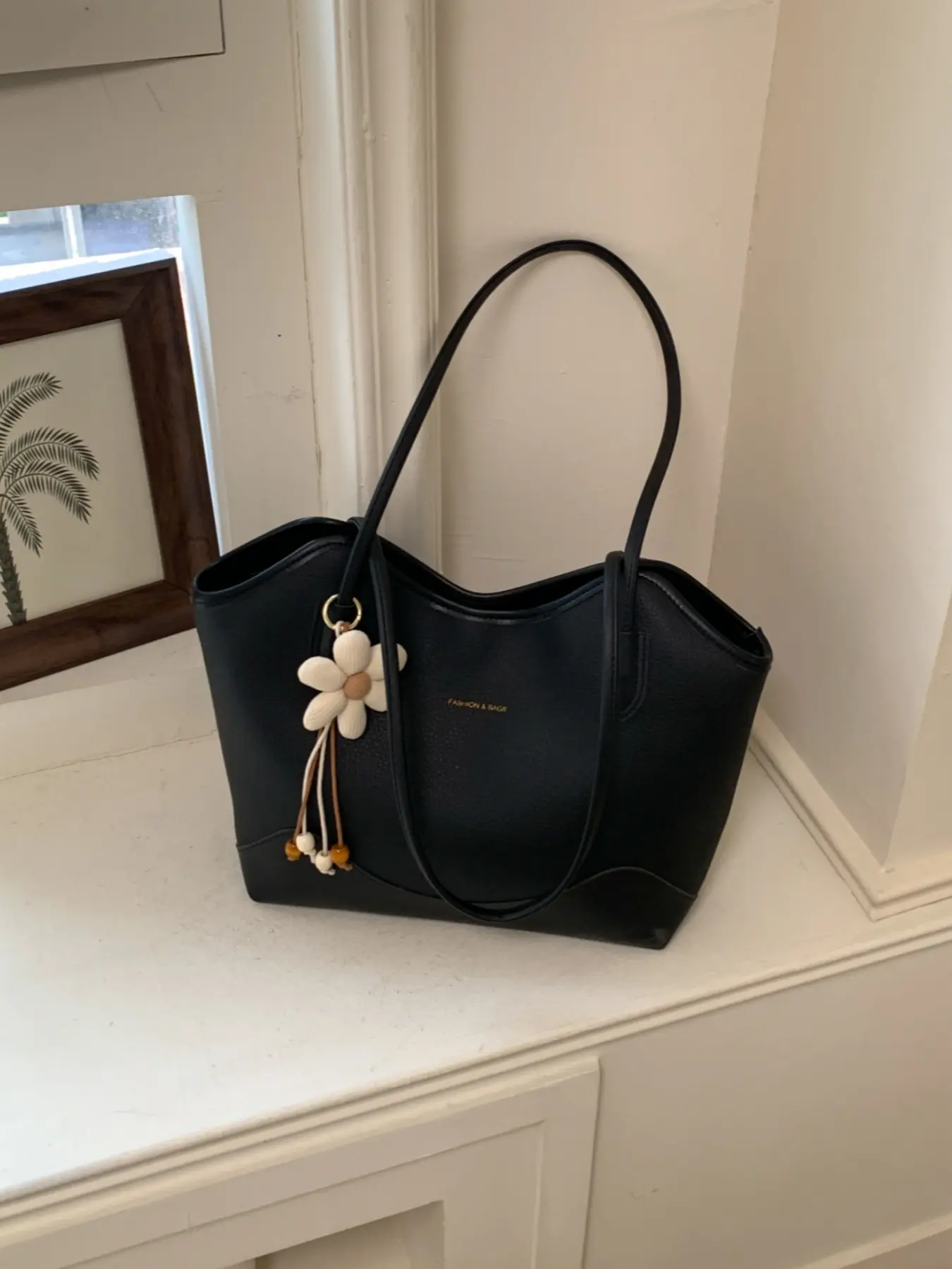 Fashionable lightweight luxury minimalist PU tote bag for commuting with large capacity. Comes with flower pendant for daily casual outings, women's Exquisite tote bag with delicate shoulder strap for single-shoulder or hand-carry.