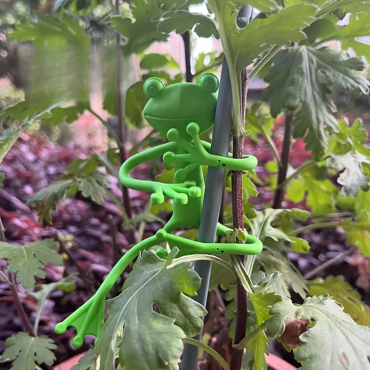 12 Frog Plant Stakes, Plastic Coated Wire Plant Supports for Climbing Plants, Cute and Sturdy Potted Plant Stakes, Frog Garden Decor