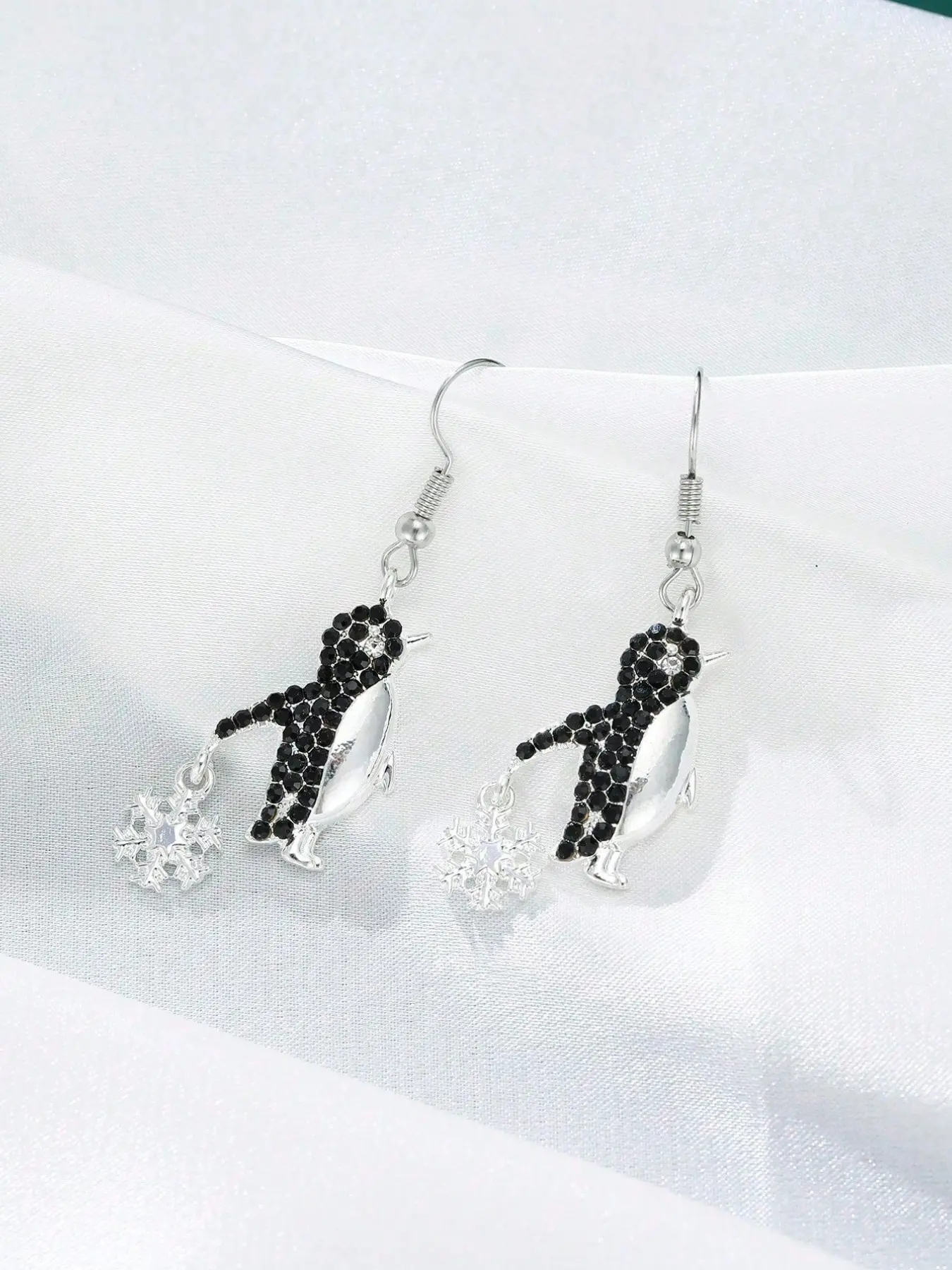 1 Pair of Fashionable Elegant Penguin Snowflake Pendant Earrings - Anniversary Birthday Party Gift Jewelry