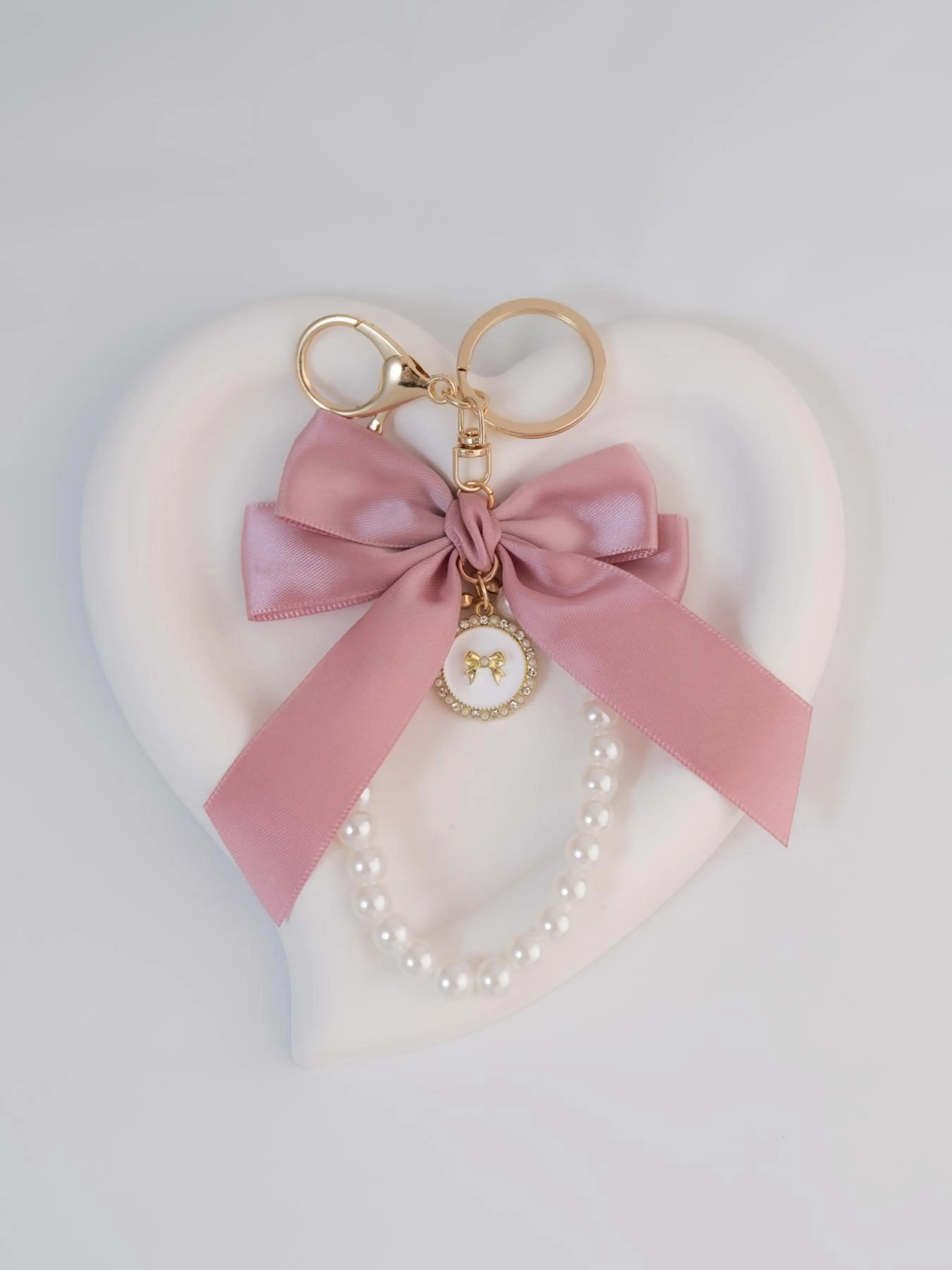 Cute Ribbon Bow Ornament, Imitation Pearl Beaded Keychain, Diamond-Inlaid Round Pendant, Casual Elegant Accessory, Suitable for Bag, Car Key, Wallet Decoration, Chanel-Style Light Luxury Pendant, Valentine's Day Birthday Gift Choice, Keychain Bag Charm