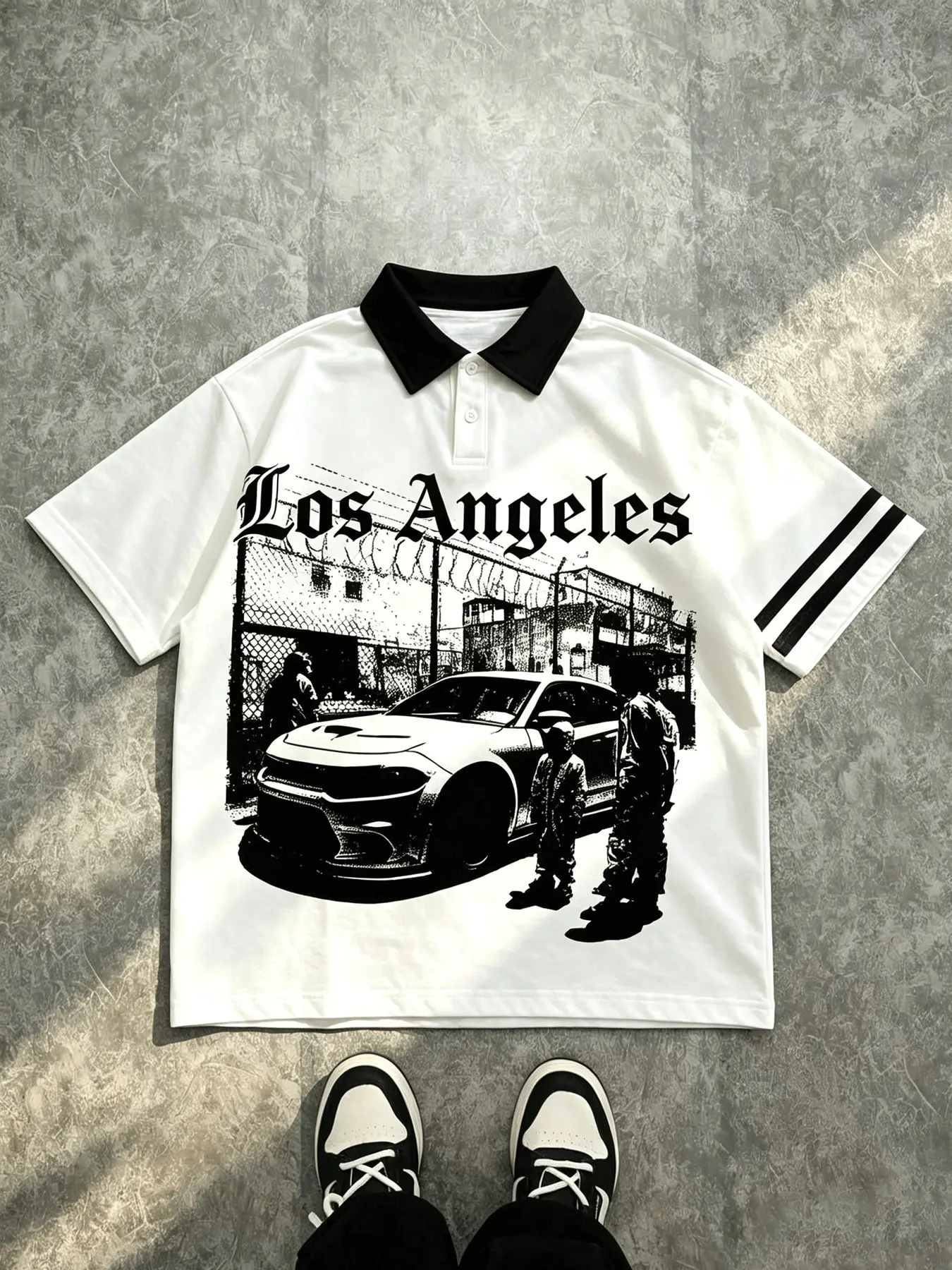 Men's White Contrast Black Collar Short Sleeve Polo Shirt, Gothic Los Angeles Letter Retro Street Racing Car Scene Print Dual Black Stripes Sleeve Y2K West Coast Hip Hop Oversized Loose Casual Golf Tee for Men