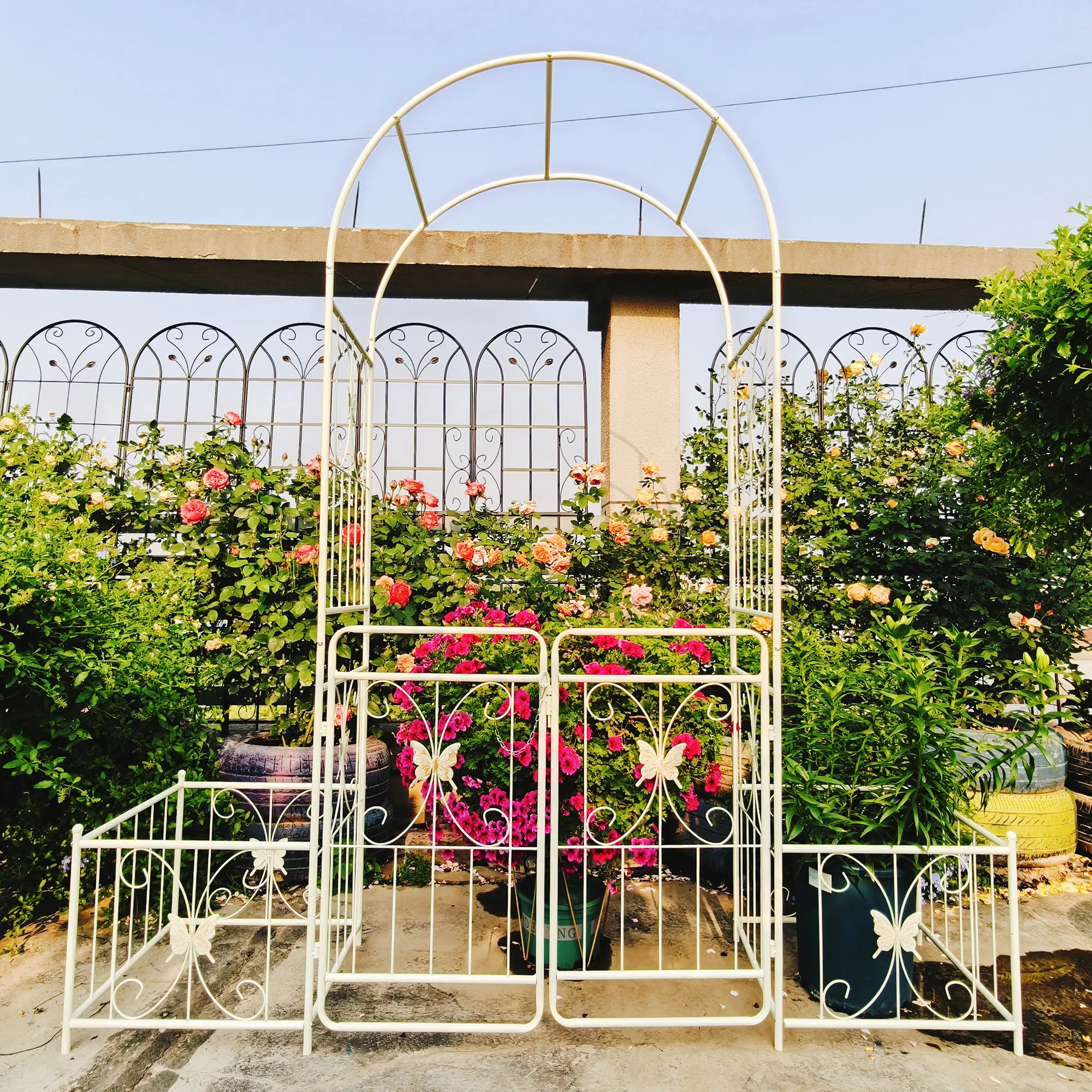 ARCH Metal Garden Arch with Gate 79.5in Wide 86.6in High Climbing Plant Support Rose Arch Trellis for Outdoor Garden Patio Yard Decor Cream White, Heavy Duty Steel Arbor for Climbing Plants, Wedding Ceremony Backdrop, Garden Entryway Archway