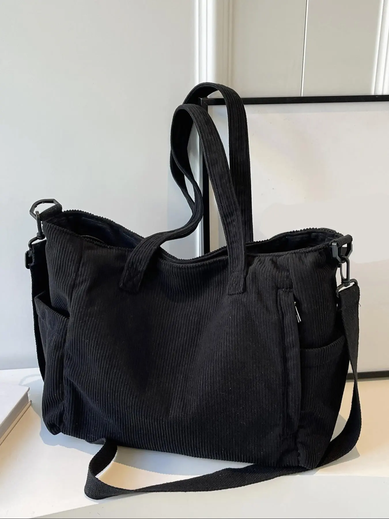 A versatile tote bag with a minimalist style and a lazy and relaxed feel, featuring multiple pocket compartments and a large capacity casual style fashionable single shoulder handbag that can accommodate tablets and files