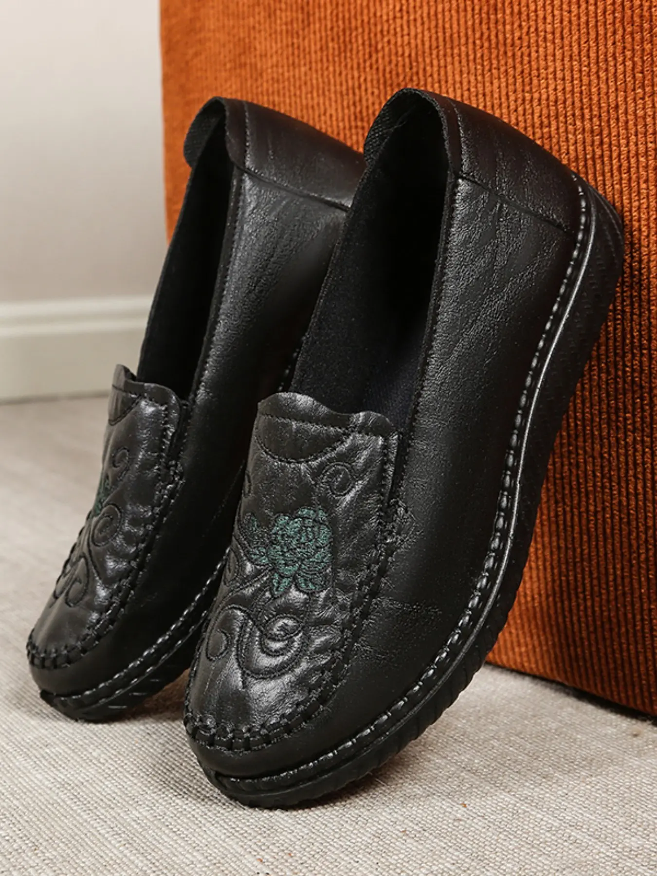 New Traditional Style Mom Shoes, Soft Sole Anti-Slip Comfortable Single Shoe, Middle Aged Elderly Slip-On Embroidered Leather Shoes, Non-Tiring Loafers