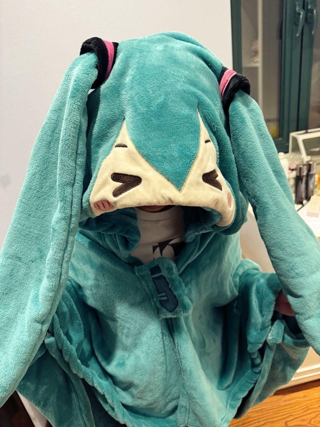 Hatsune Miku anime peripheral two-dimensional air-conditioning blanket creative cartoon cute plush hooded cloak holiday gift