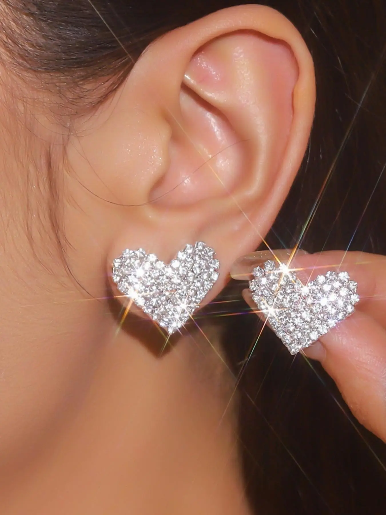 1 pair of gorgeous sparkling full diamond heart-shaped earrings for women, fashionable jewelry accessories and elegant, suitable for daily wear at parties, the perfect earring gift for women