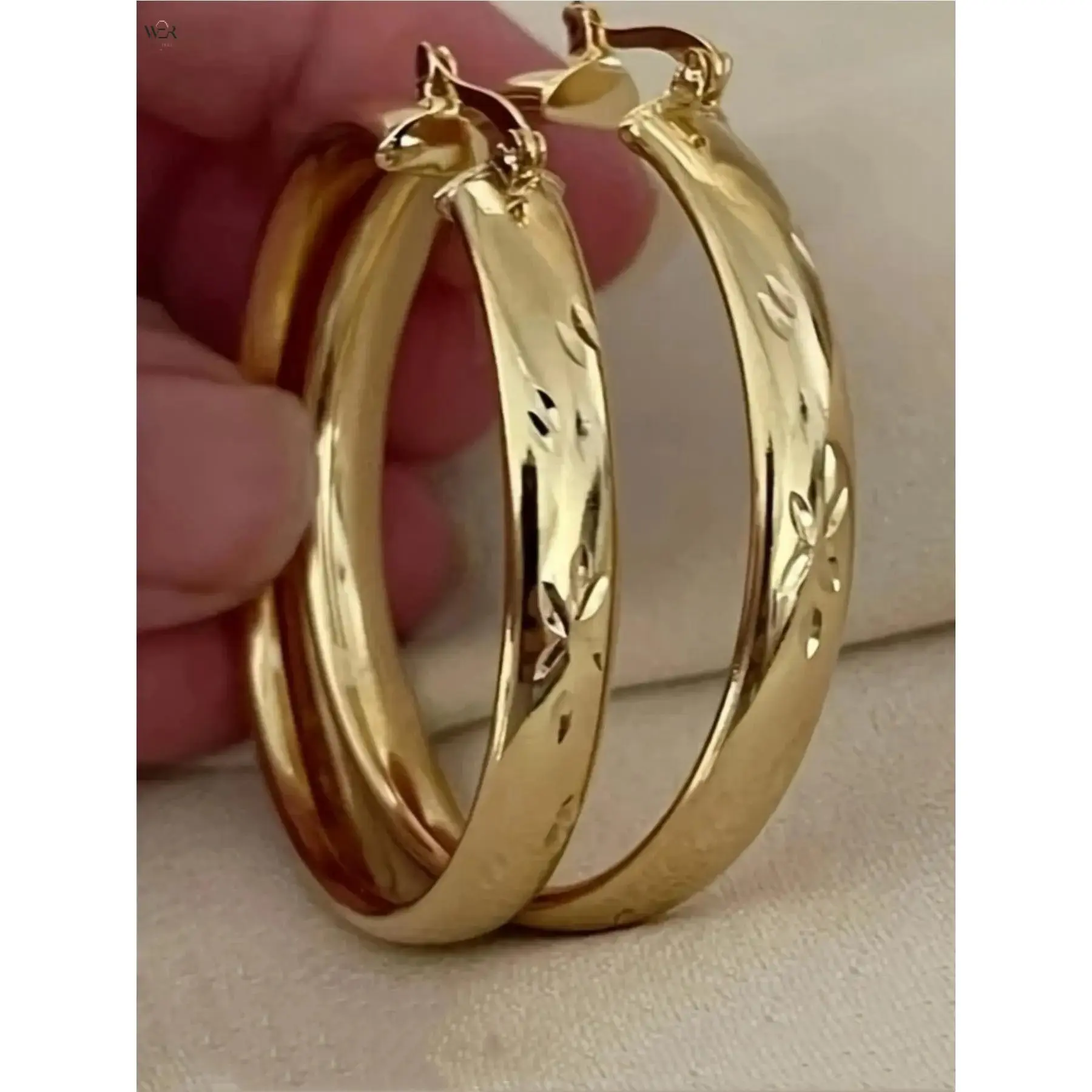 Women's 35mm Gold Leaf Engraved Hoop Earrings - Chunky Textured Click-Top Closure Huggie Hoops, Vintage Metallic Female Jewelry for Daily Office Gift, Hoop Shape, Leaf Engraving
