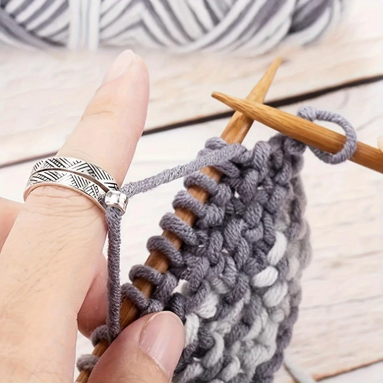 1pc Knitting Needle Holder Ring, DIY Sweater Weaving Tool Finger Sleeve with Thread Guide, No Battery Required, Crafting Accessory, Knitting Accessories And Supplies