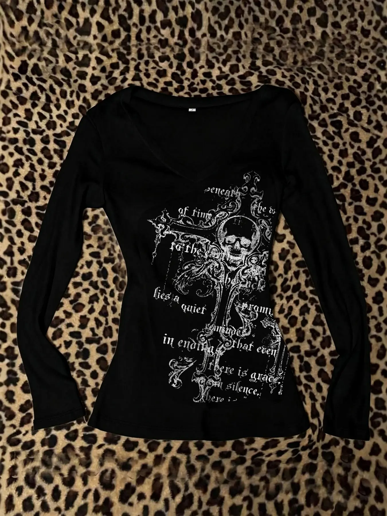 Women's Skull Cross Print V Neck Long Sleeve T-Shirt, Casual Fitted Top, Aesthetic, Vintage, All Seasons, Y2K Streetwear, Gothic Style
