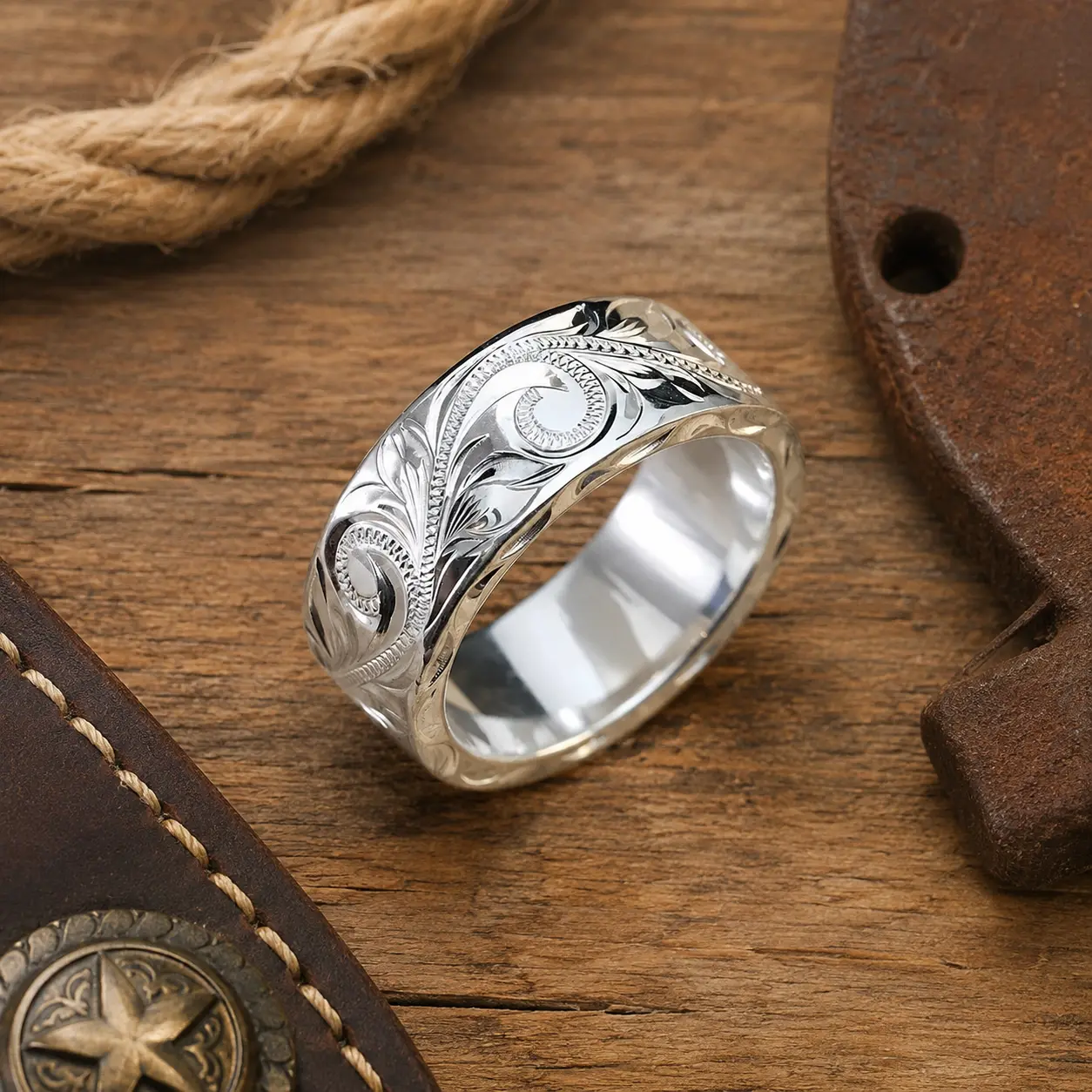 Vintage Western Flower Engraved Ring for Women, Retro Cowboy Statement Ring with Floral Carved Wide Band Design, Boho Country Style Silver-Tone Fashion Jewelry, Western Party & Everyday Wear Accessory