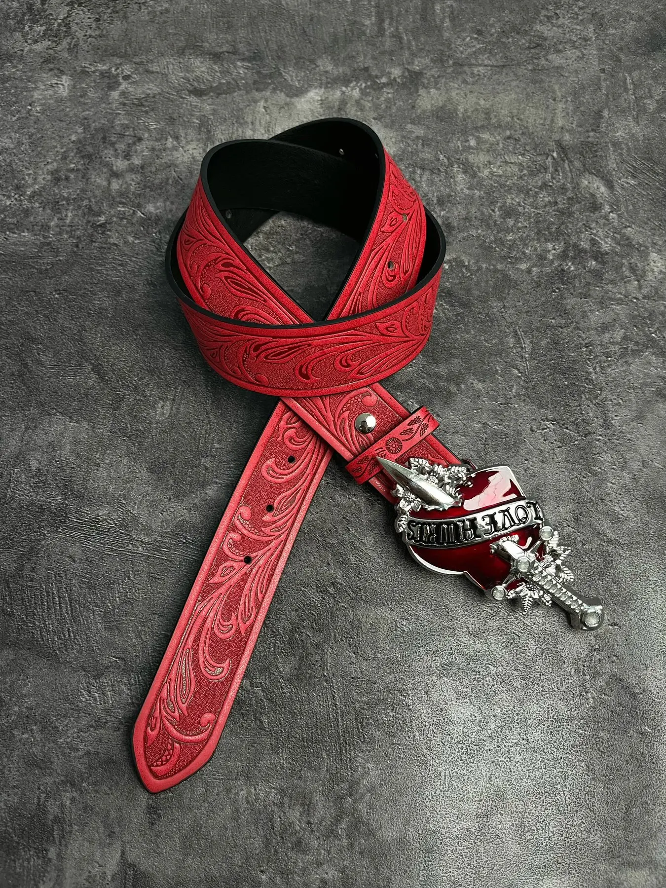 Suitable for both men and women Red sword heart, Tang grass red belt, one arrow piercing, white shorts, jeans, versatile belt, spicy girl style Heart pattern belt