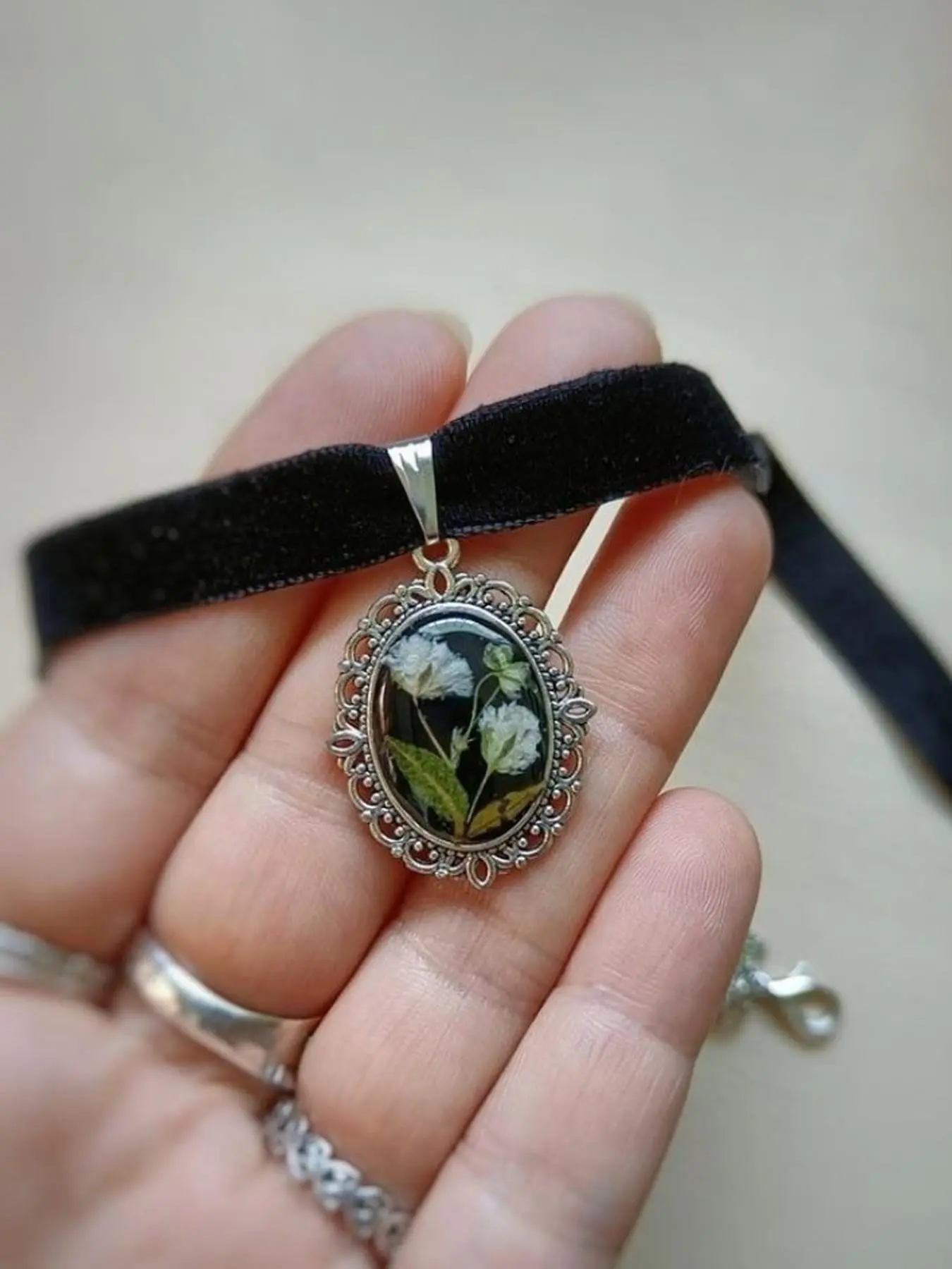 1 Piece Vintage Gothic Flower Print Oval Pendant Choker Gift Necklace For Women, Antique Silver Alloy Black Velvet Ribbon Victorian Gothic Fashion Costume Jewelry