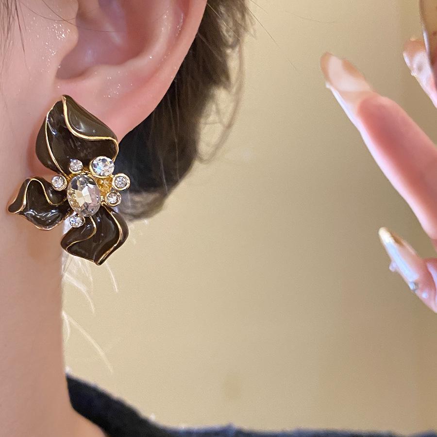 Silver needle studded with diamonds, oil-dripping flower ear clip, ear stud, mid-century vintage, retro earrings, light luxury and high-end women's jewelry