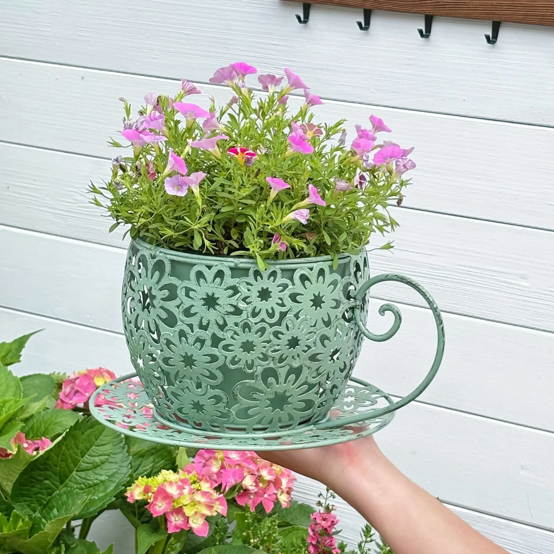 Vintage Iron Coffee Cup Planter, Lightweight Round Metal with Decorative Handle, Indoor Outdoor Balcony Tabletop Decor, Suitable for Succulents and Flowers