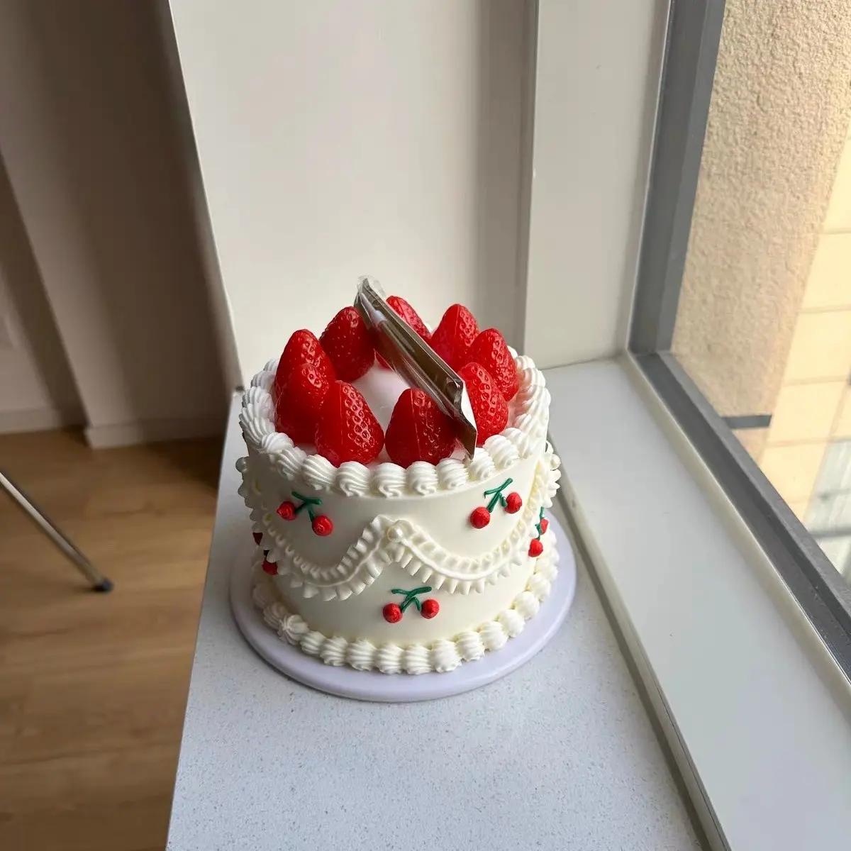 Fake Plastic Cake Model with Vintage Buttercream Piping, Simulation Dessert Prop for Photoshoot, Store Window Display, Tabletop Decoration Ornaments