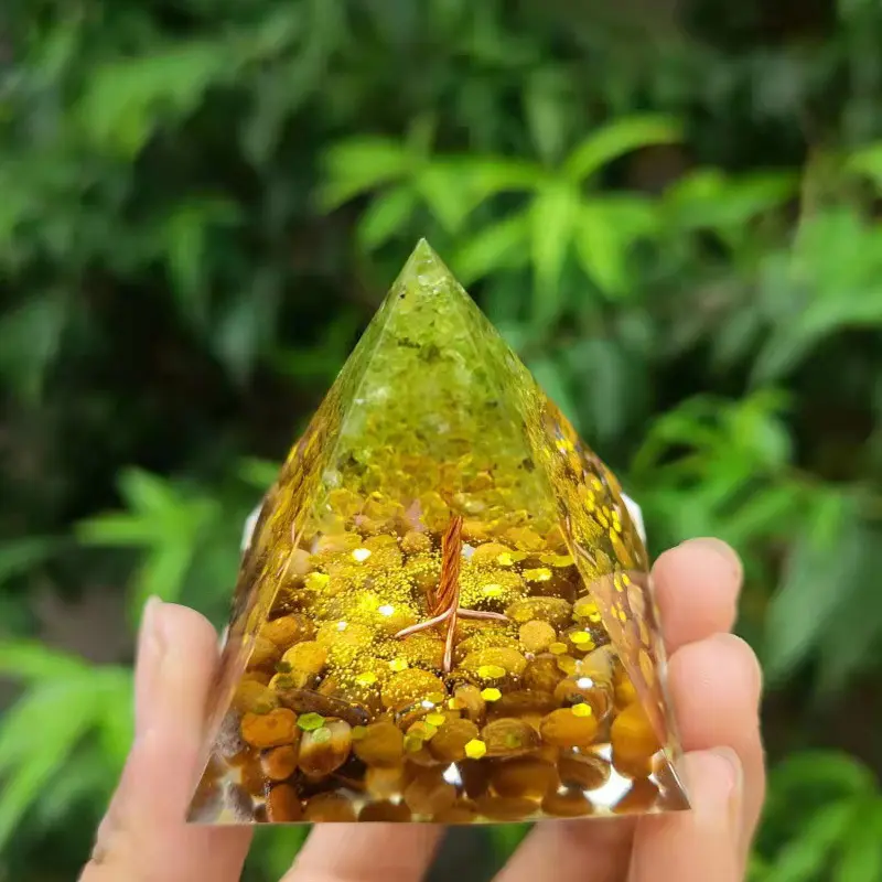 Wearing a headscarf, a popular cross-border foreign trade item, crystal ball pyramid, 5cm crystal broken stone drop glue resin home desktop decoration