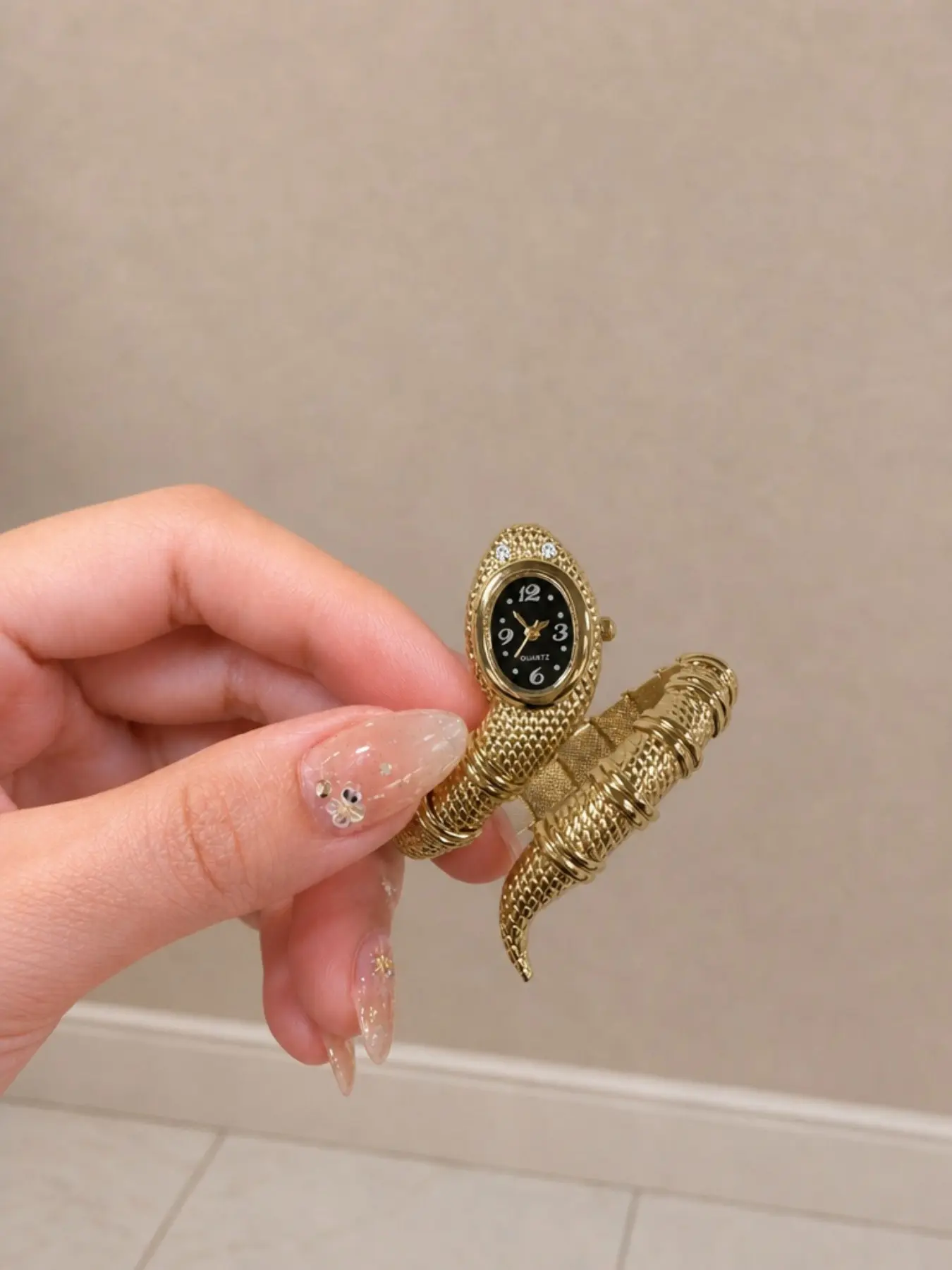 1 women's watch, Quartz wrist watch, snake head shaped style, luxurious business style, suitable for daily wear, festivals, parties, anniversaries, etc gifts