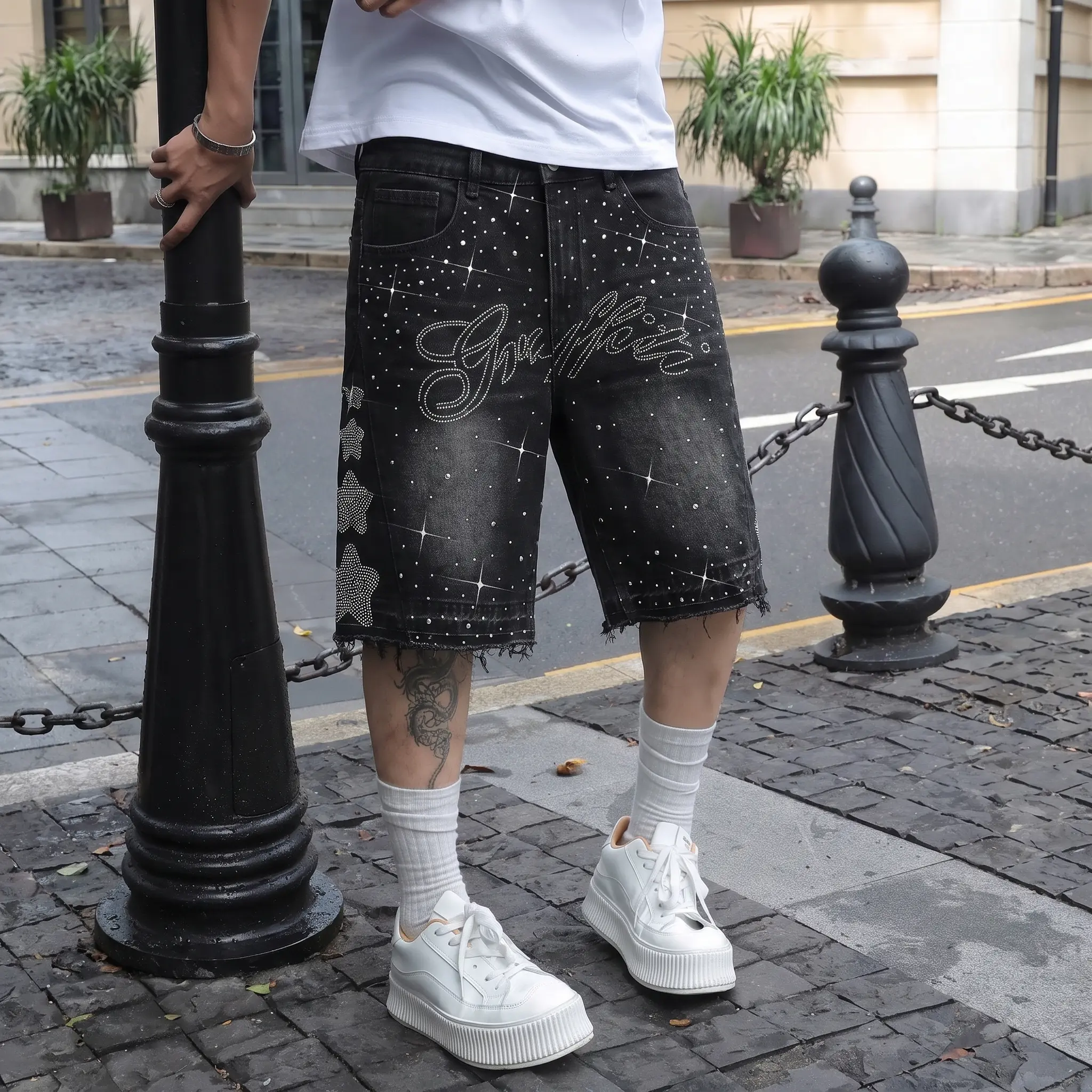 Y2K Star & Signature Letter Rhinestone Baggy Denim Jorts For Men Faded Black Vintage Wash Raw Fringe Hem Loose Wide Leg Sparkling Hot Drill Crystal Bermuda Bottoms Punk Streetwear Glitter Statement Shorts For Party Daily Street Looks