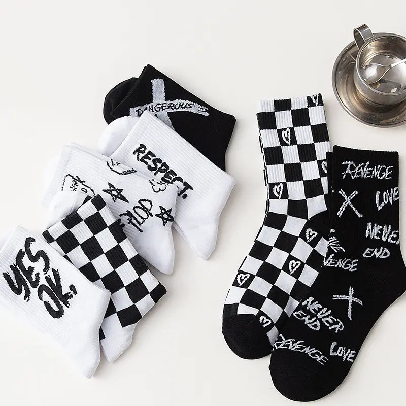 5 pairs randomly Black and white checkered mid-calf socks for women, suitable for spring and autumn