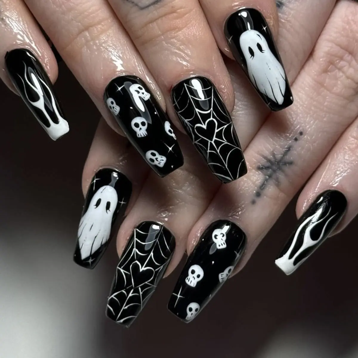 Short T Stiletto Halloween Press On Nails, Black Spider Web Ghost Heart Skull Design Reusable False Nail Tips, Spooky Gothic Fake Nails for Women Halloween Party Daily DIY Manicure