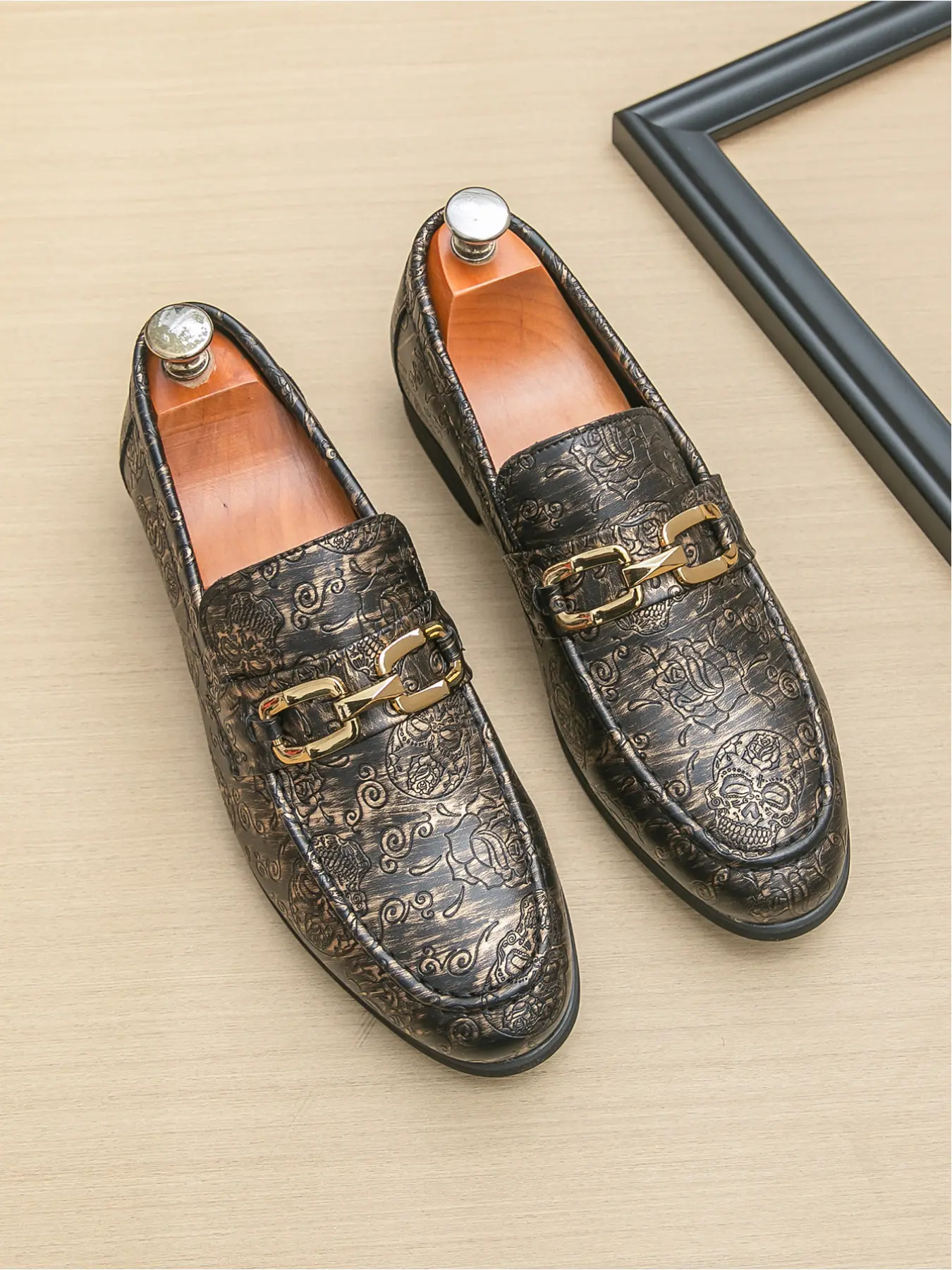 Multi-Occasion Black Gold Embossed Skull Rose Metal Buckle Men PU Leather Footwear Slip On Flat Heel Loafers, Anti-Slip Low Flat Shoes For Performance Commute Dating Party