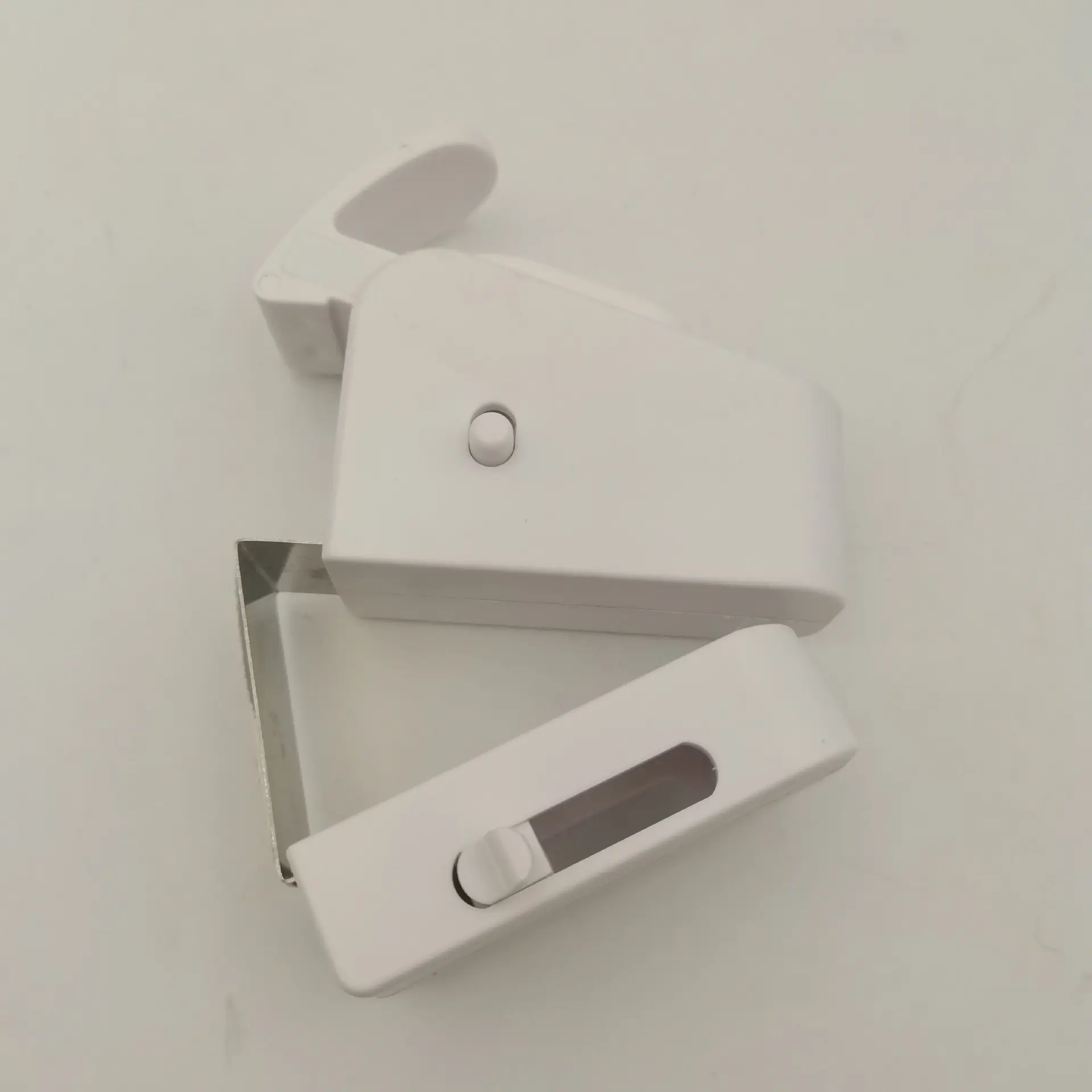 New Childproof Safety Lock for Interior Doors, Secure Door Hook, Easy Installation, Durable Design, Ideal for Home Use