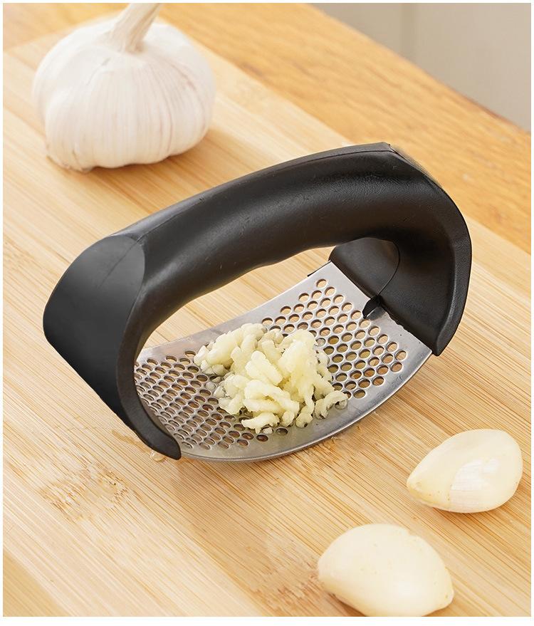 Multifunctional Handheld Garlic Press, Thickened Stainless Steel Garlic Crusher, Easy Clean Kitchen Gadget for Mashing Garlic & Ginger