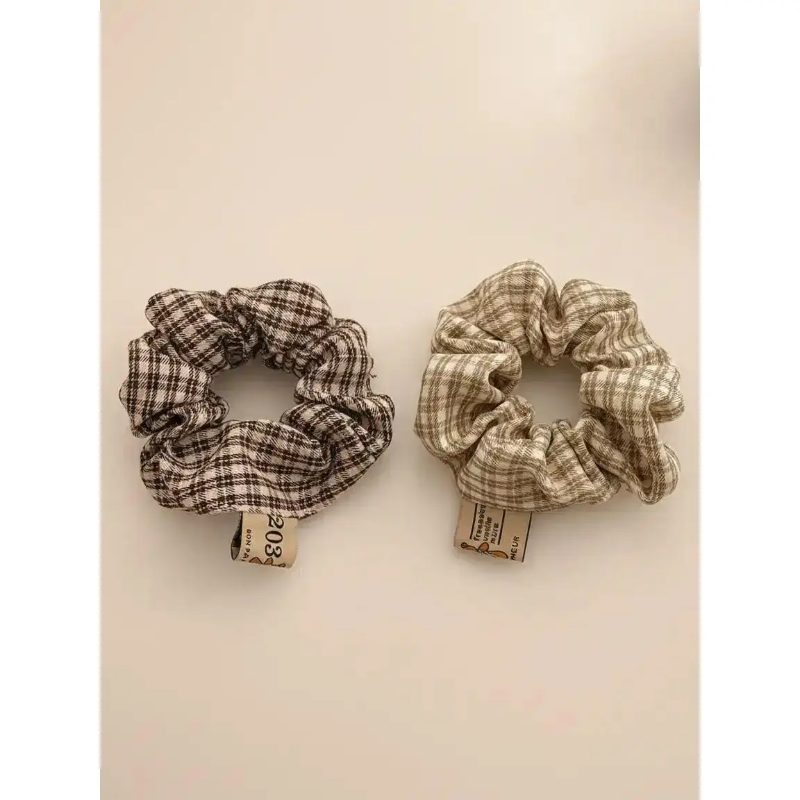 2-Pack Women’s Plaid Hair Scrunchies – Cute Trendy Minimalist Hair Ties, Elegant Soft Elastic Ponytail Hair Accessories, Chic Fashion Hair Bands for Daily Hairstyle, Outfit Styling & Casual Wear