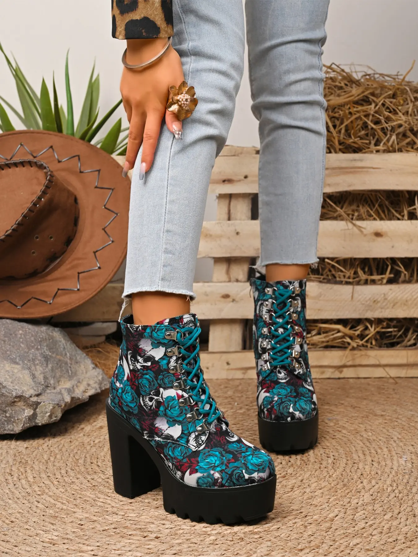 Women's Rose Skull Print High Heel Short Boots, Pu Leather Boots, Trendy Boots, Lace-Up Thick Sole, Soft Bottom, Round Toe, Halloween Party, Fashionable and Comfortable